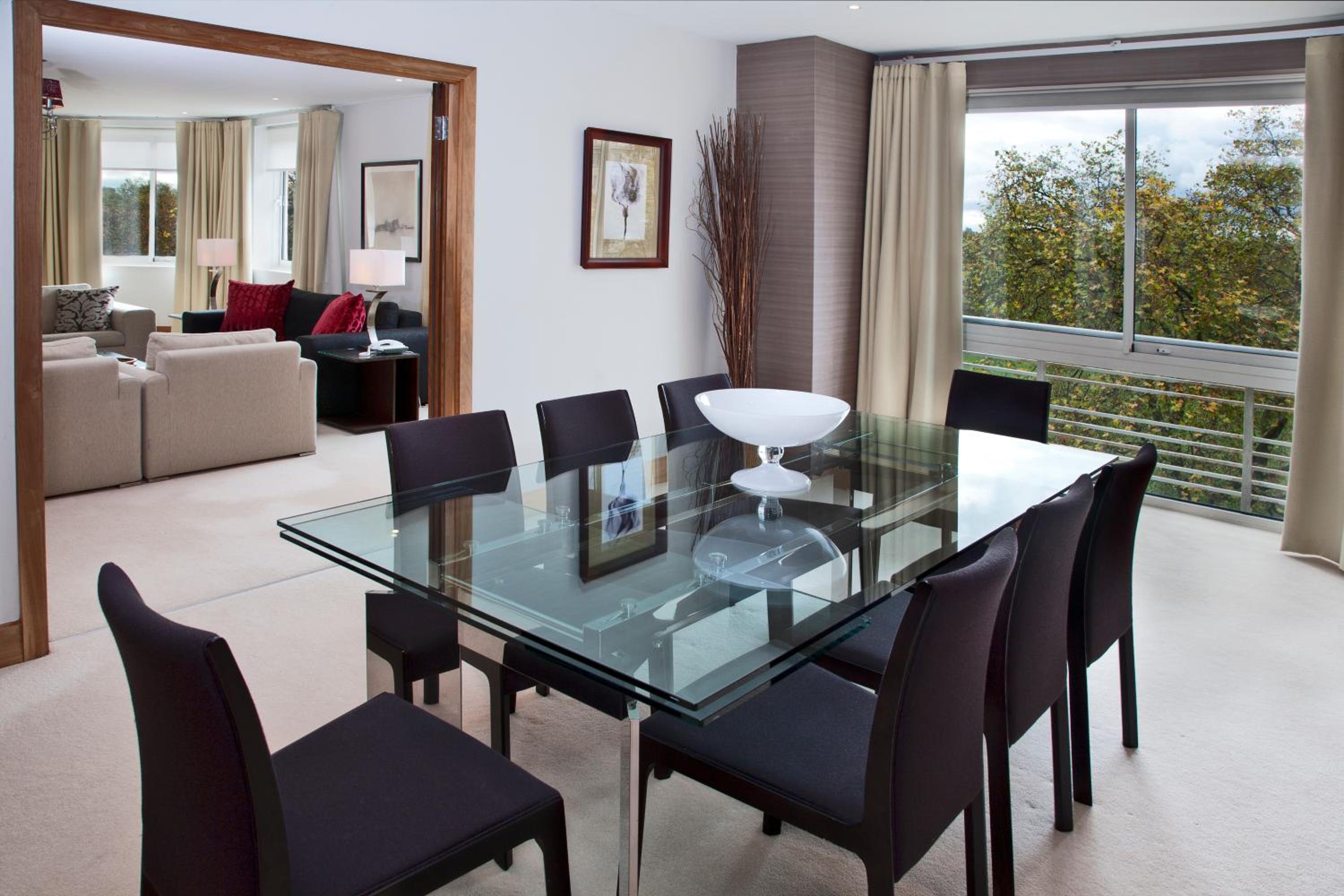 Deluxe Three-Bedroom Apartment with Park View