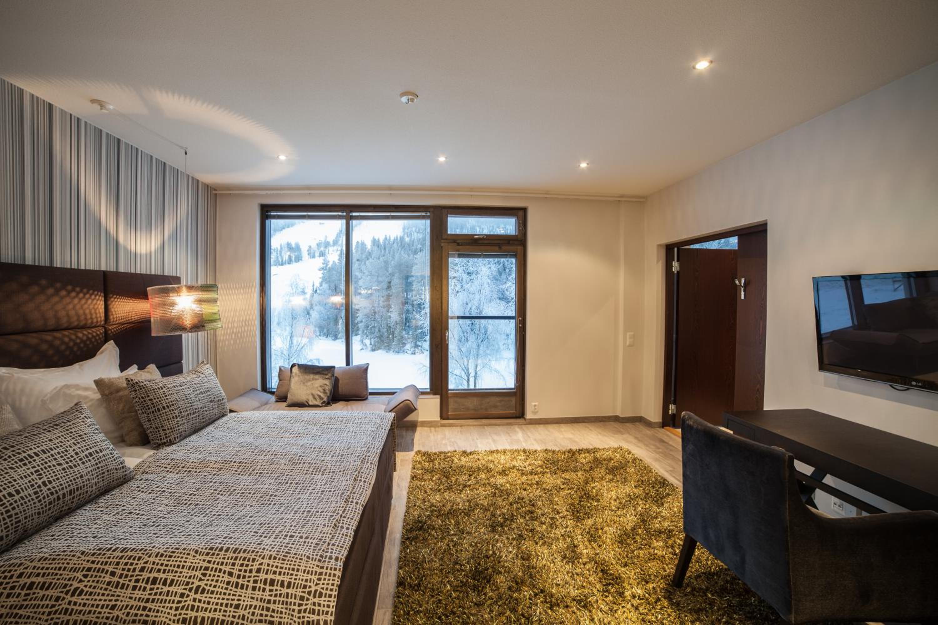 Deluxe King Suite photo 2