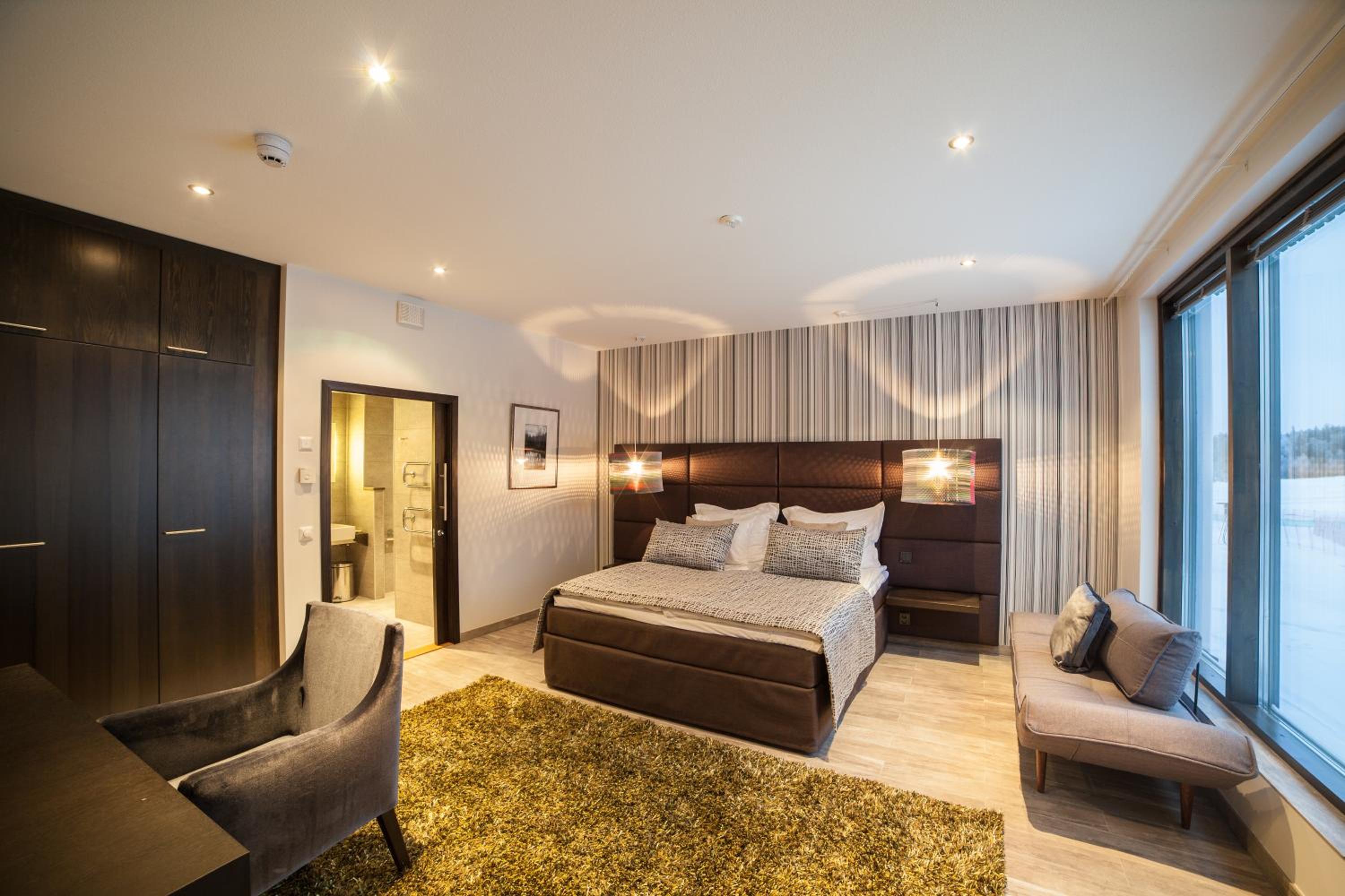 Deluxe King Suite photo 3