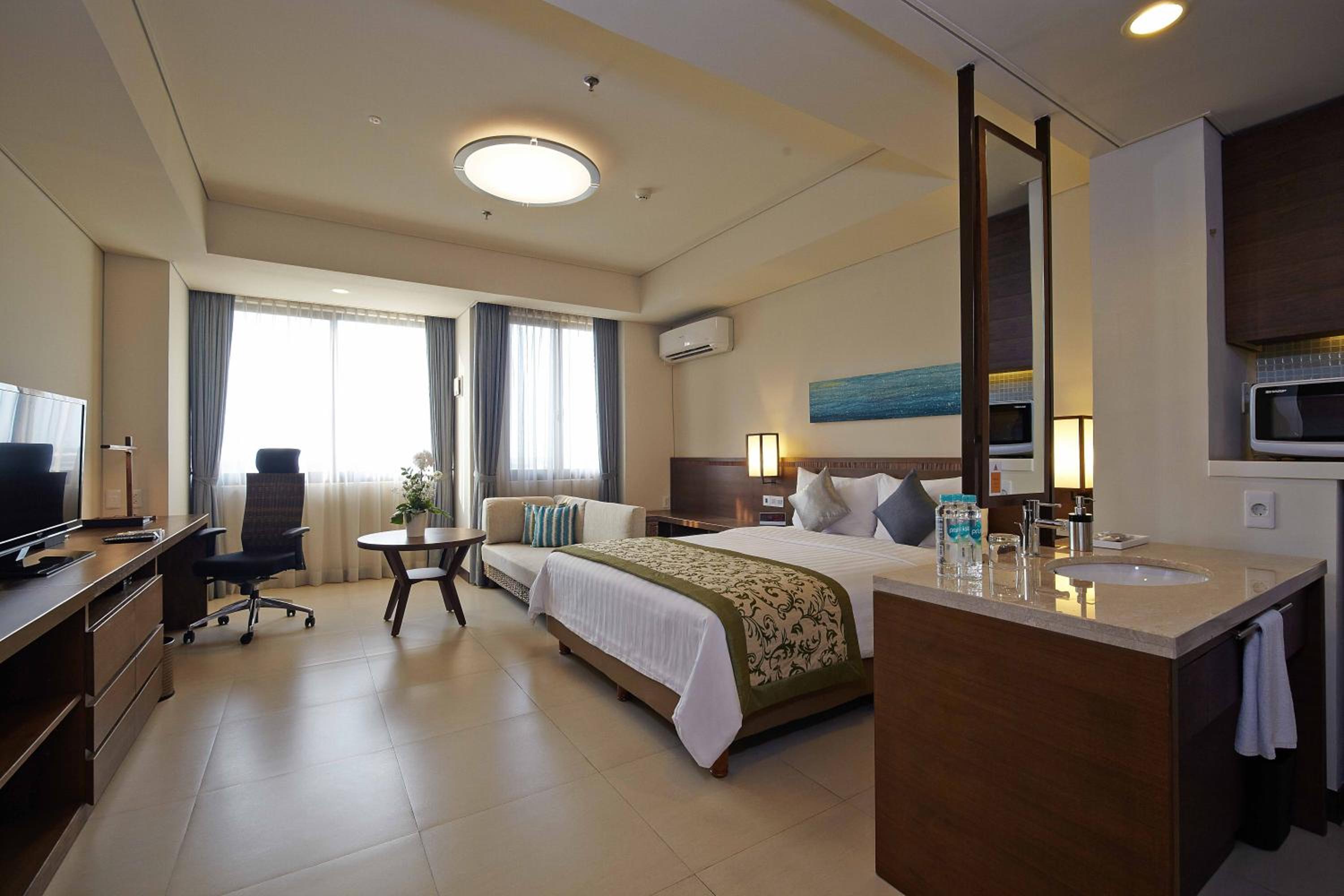 Deluxe Suite - Non Smoking photo 3