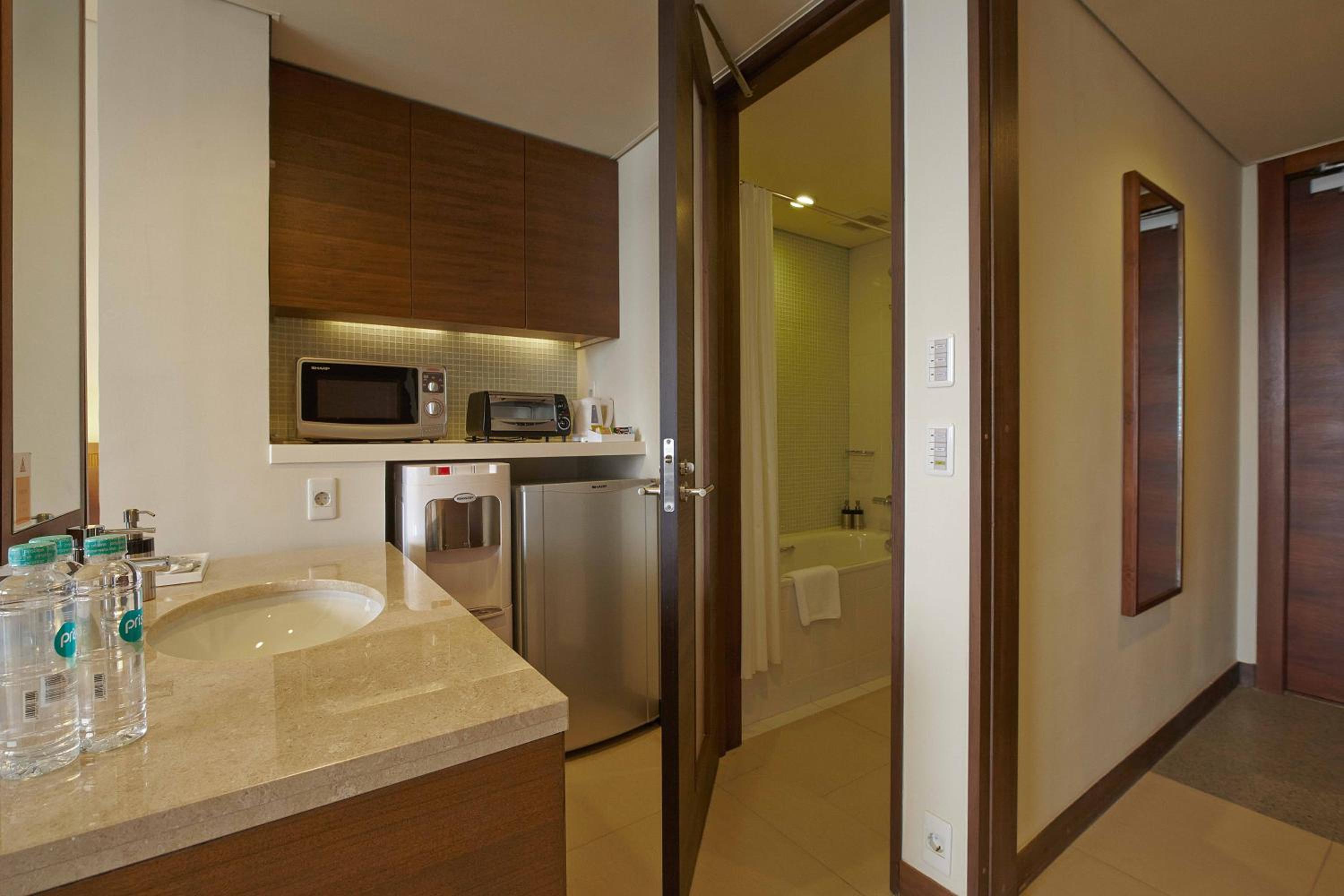 Deluxe Suite - Non Smoking photo 2