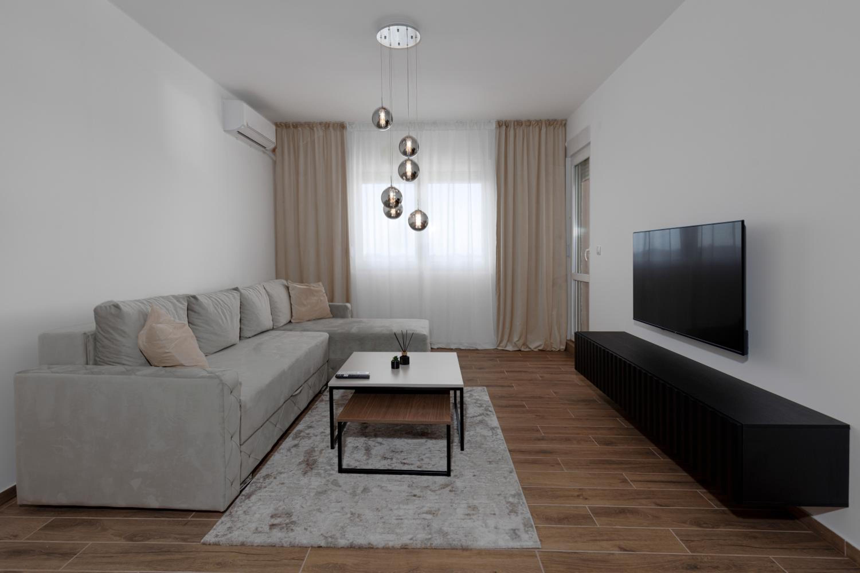 One-Bedroom Apartment photo 1