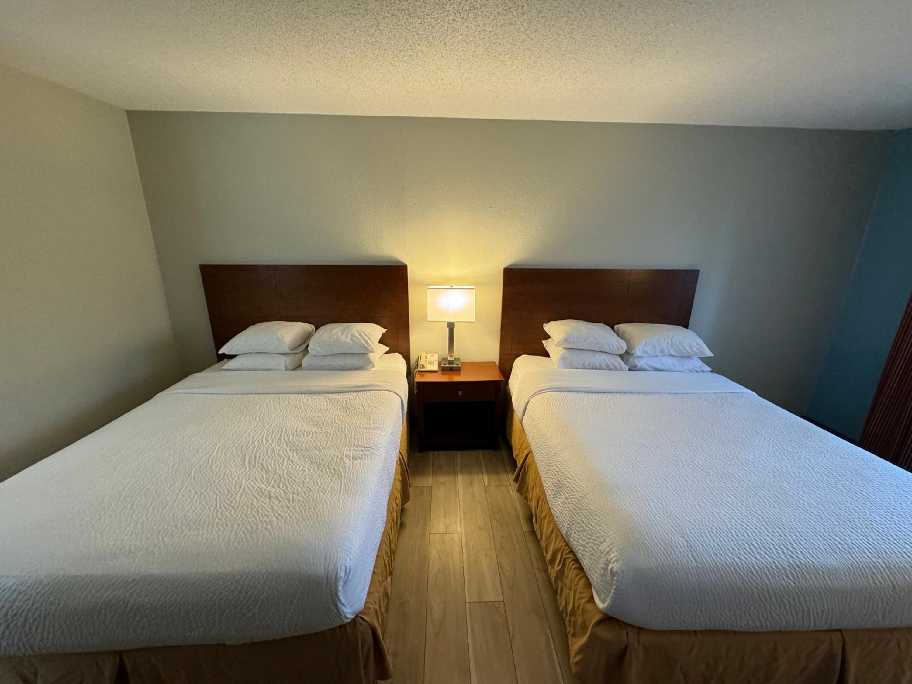 Queen Room with Two Queen Beds - Non-Smoking - Photo 3