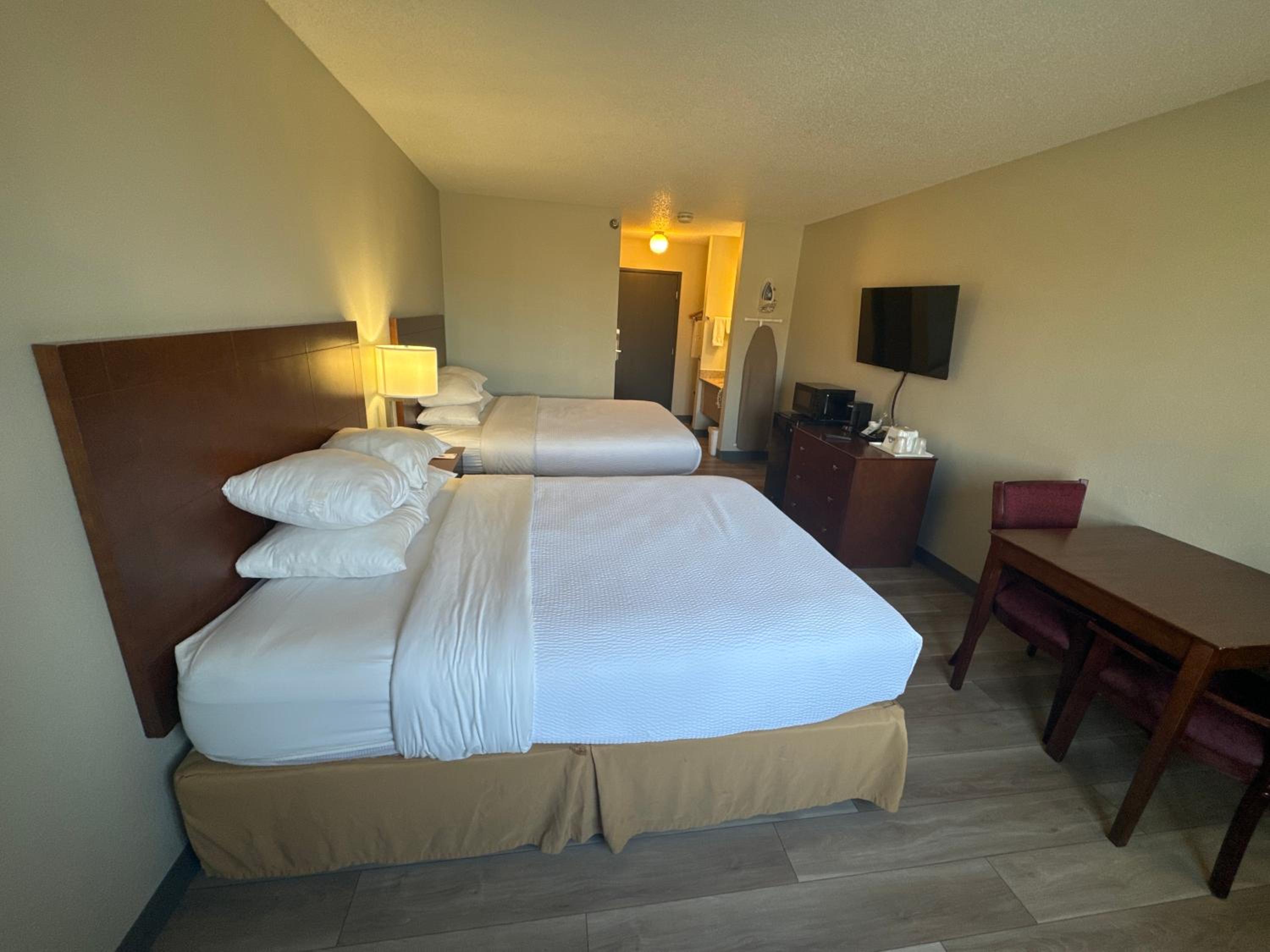 Queen Room with Two Queen Beds - Non-Smoking - Photo 4