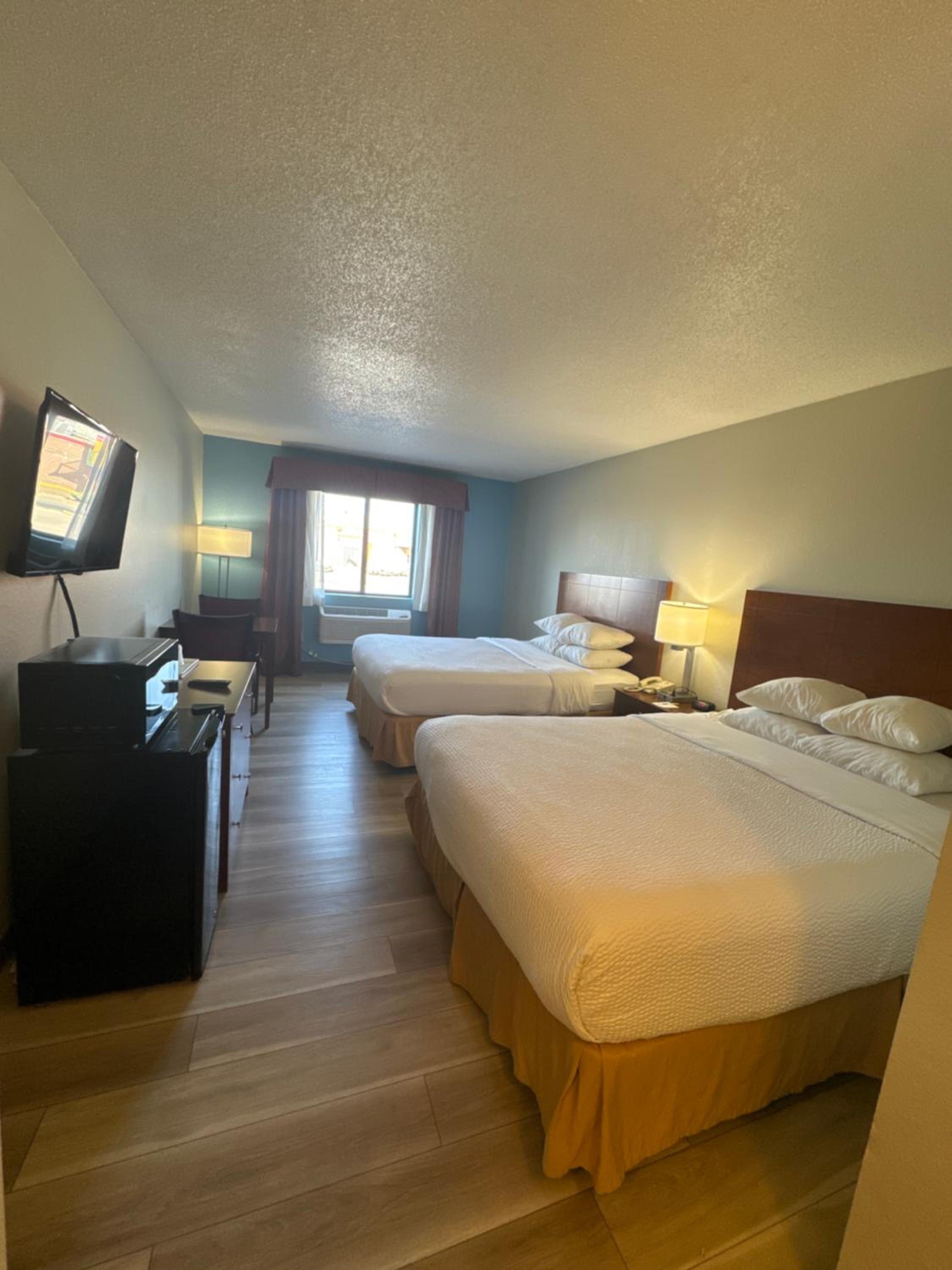 Queen Room with Two Queen Beds - Non-Smoking - Photo 5