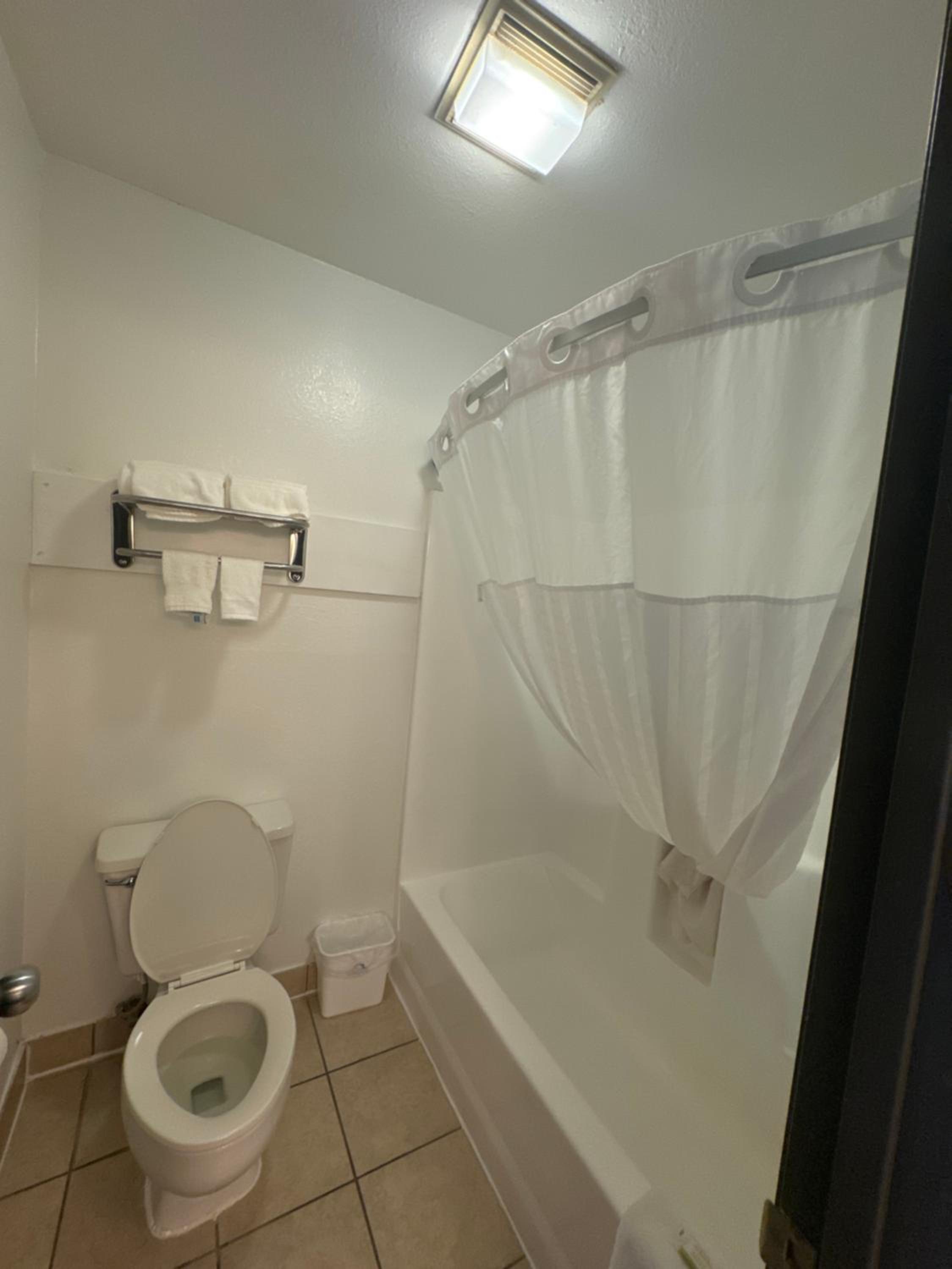 Queen Room - Non-Smoking - Photo 6