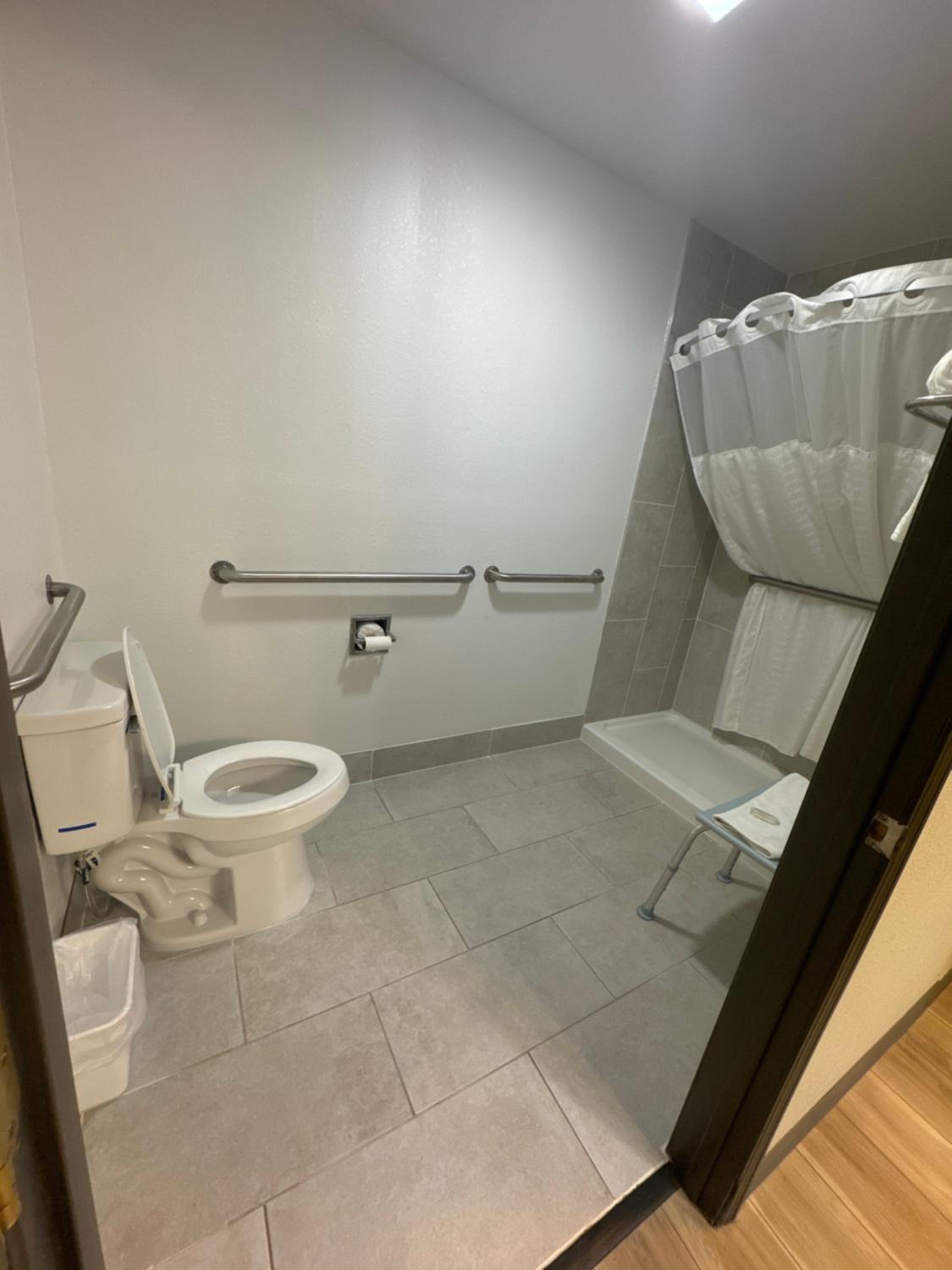 King Room - Disability Access/Non-Smoking - Photo 5