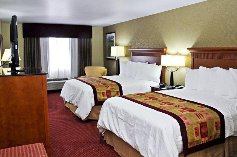 Queen Room with Two Queen Beds - Non-Smoking photo 2
