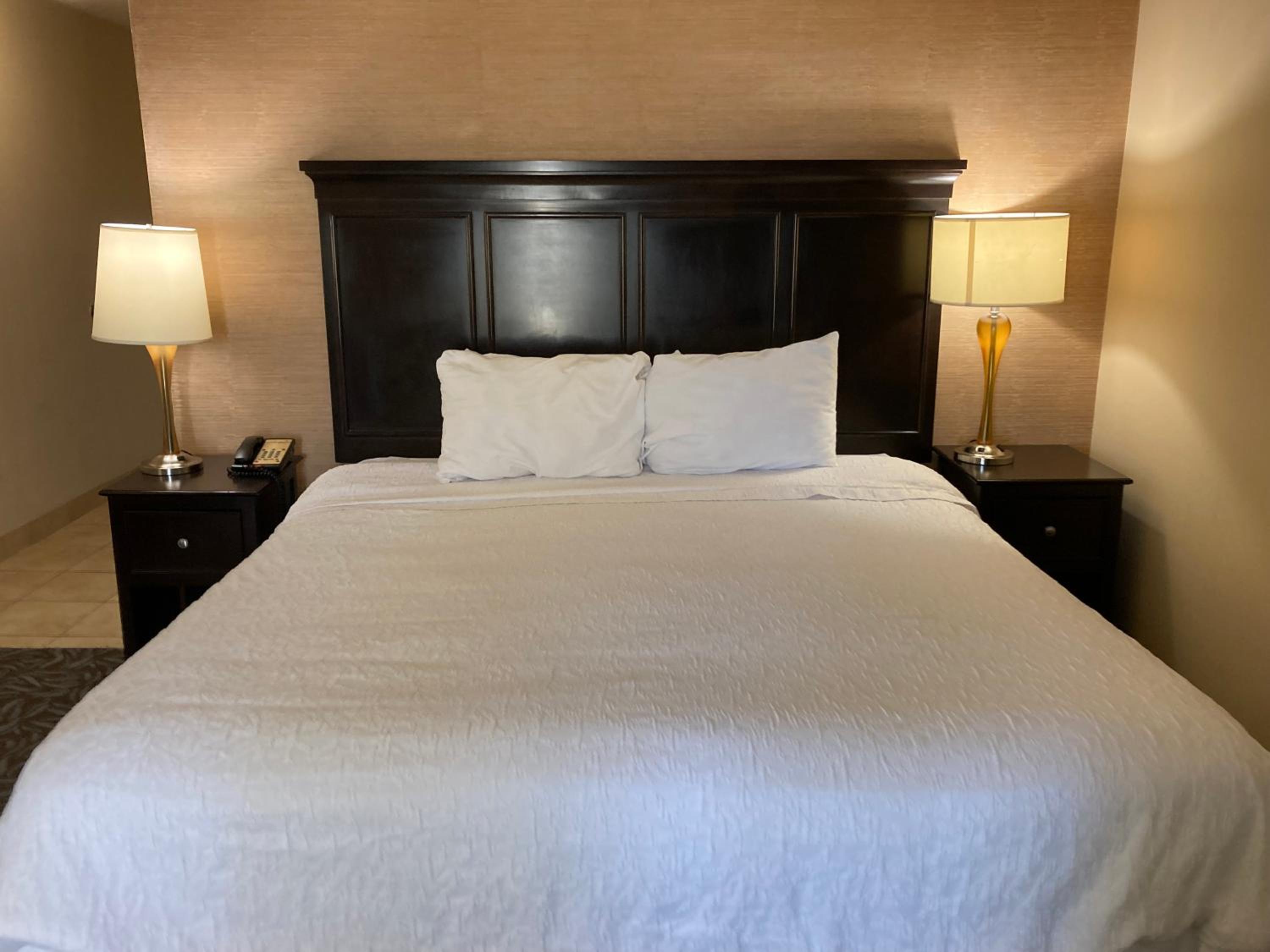 King Room with King Bed - Non-Smoking - Photo 1
