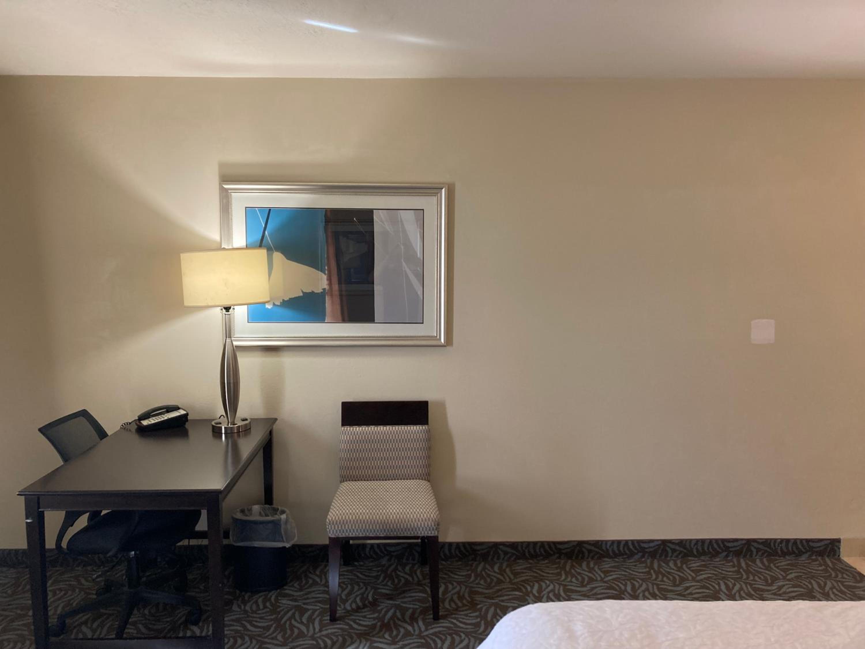 King Room with King Bed - Non-Smoking - Photo 4
