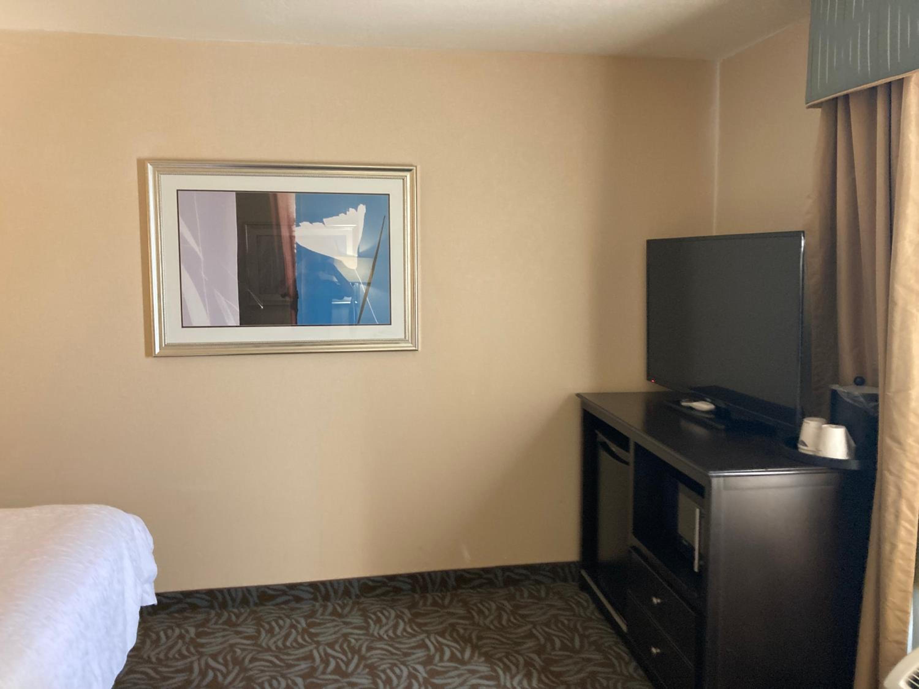 King Room with King Bed - Non-Smoking - Photo 5