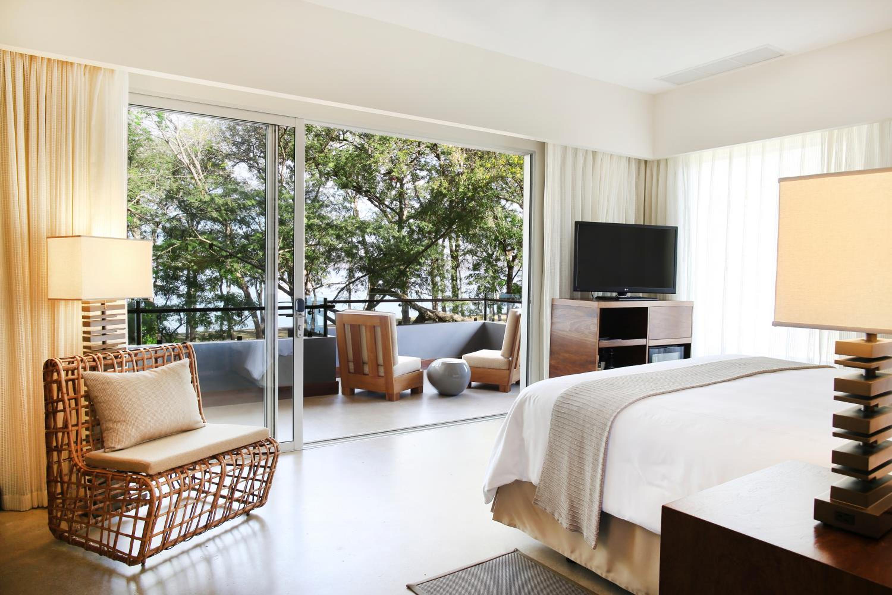 One-Bedroom Canopy Grand King Suite with Resort View - Photo 4