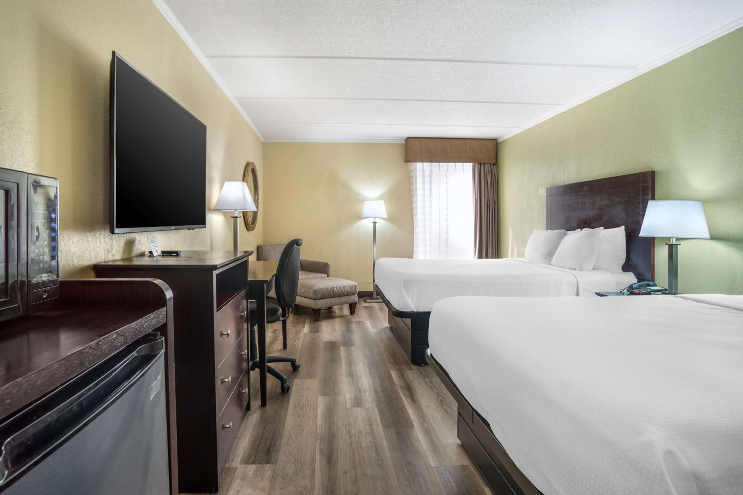 Queen Room with Two Queen Beds - Non-Smoking - Photo 1