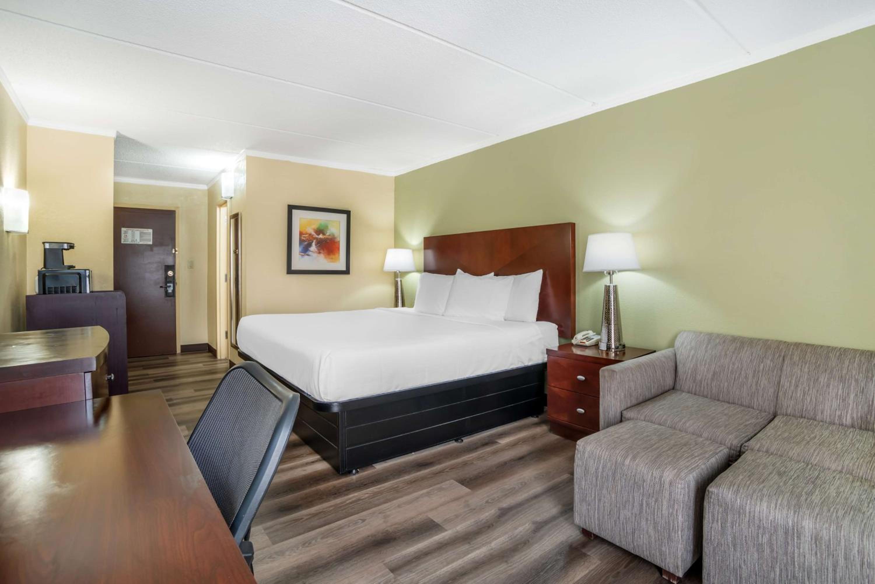 King Room - Non-Smoking - Photo 4