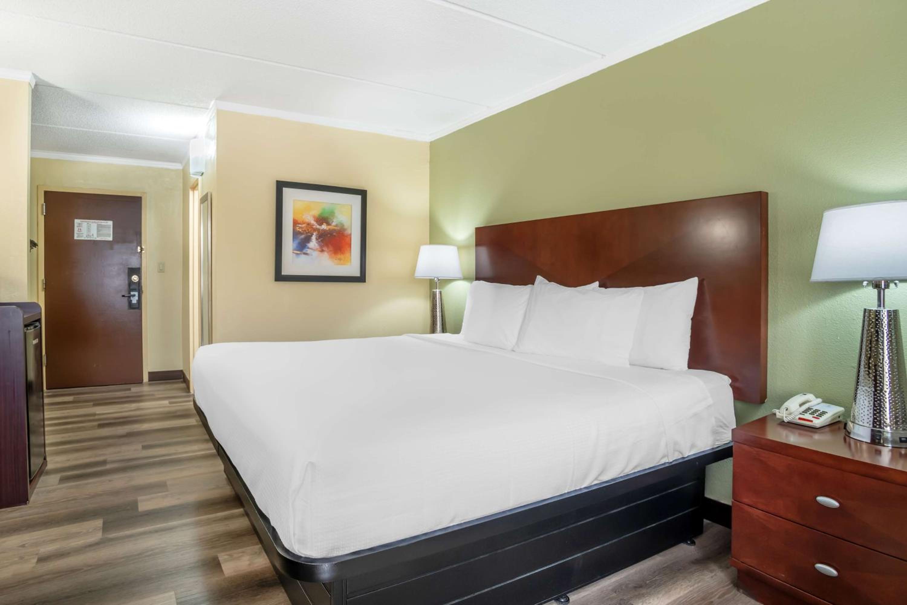 King Room - Non-Smoking - Photo 2