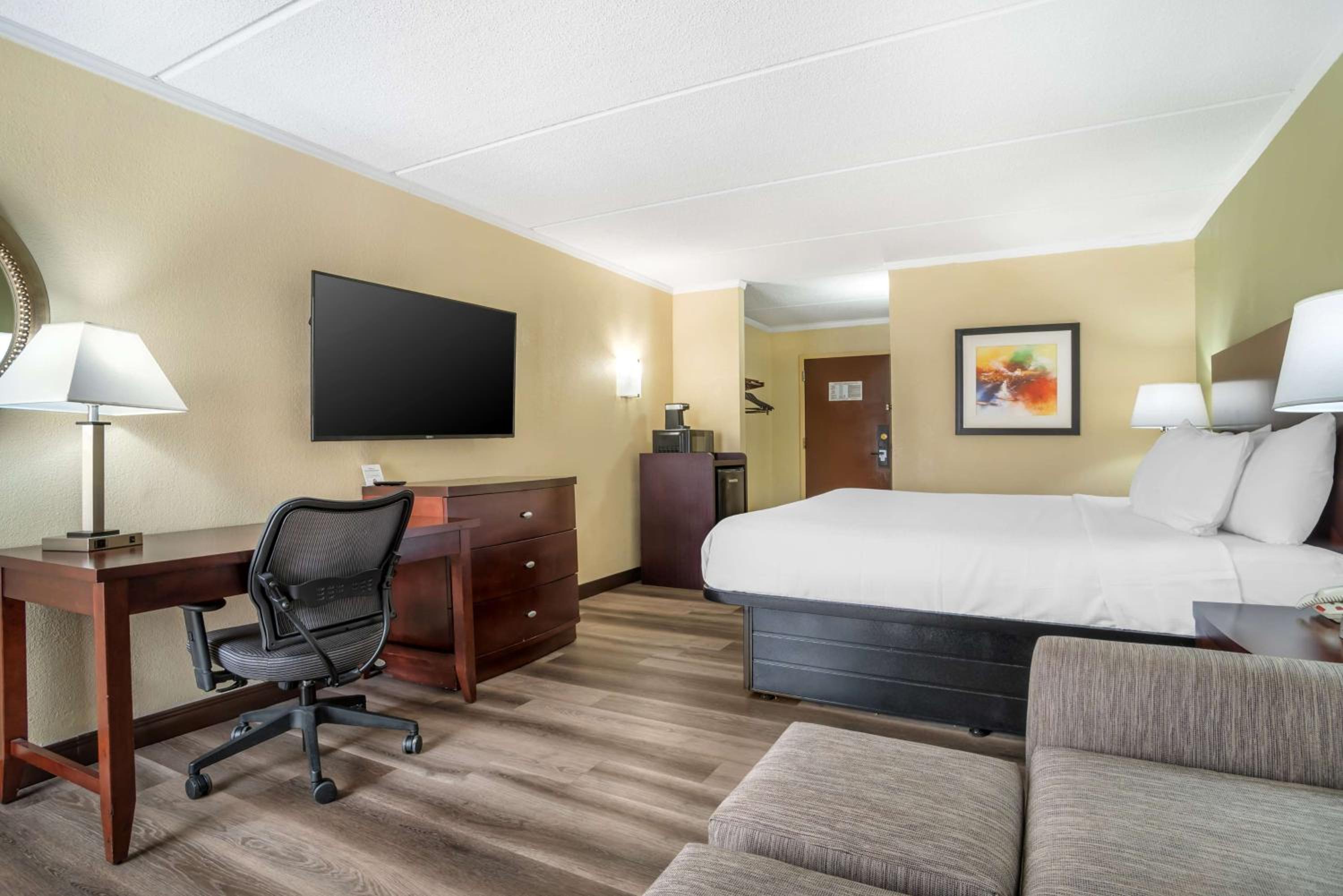 King Room - Non-Smoking - Photo 5