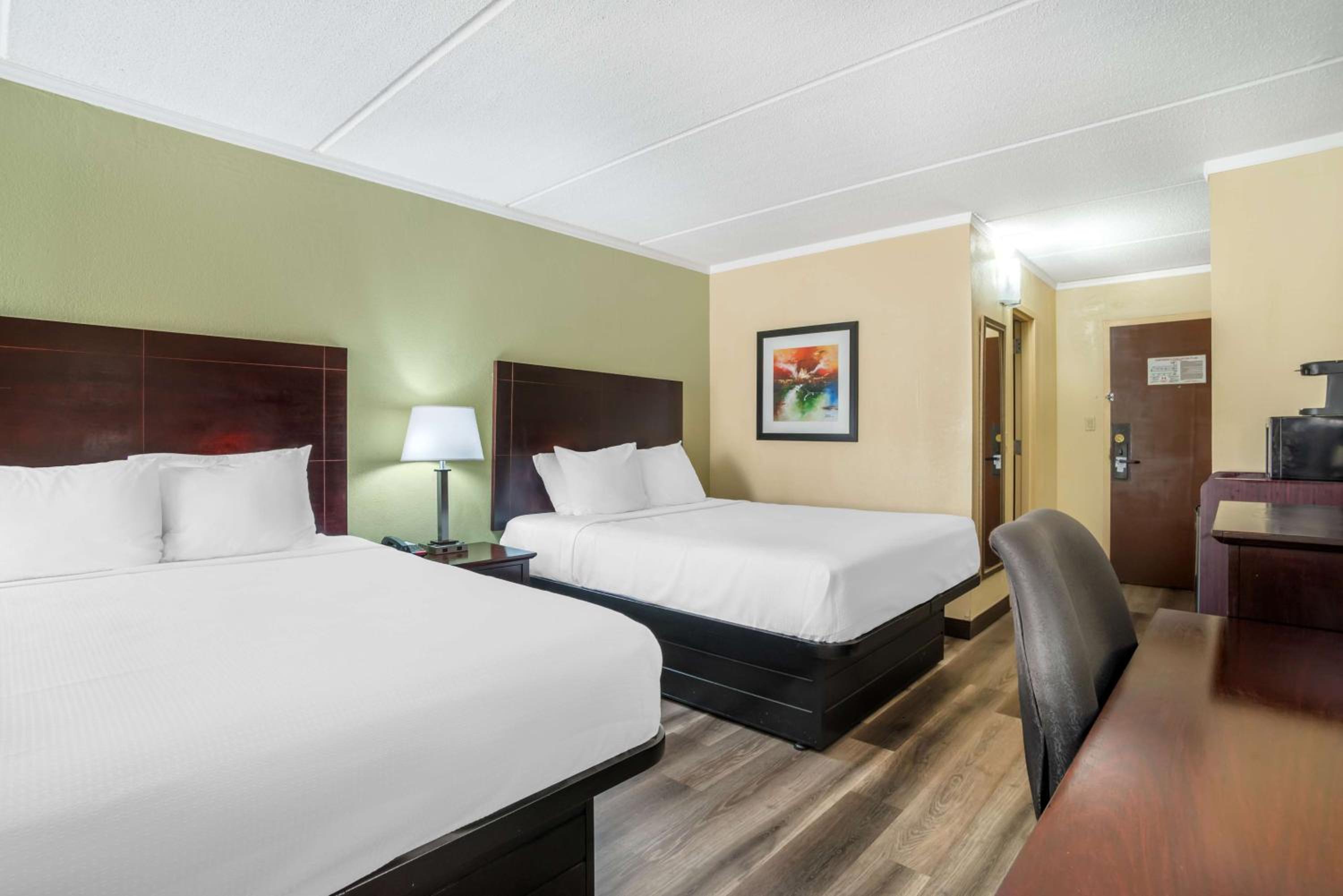Queen Room with Two Queen Beds - Non-Smoking - Photo 3