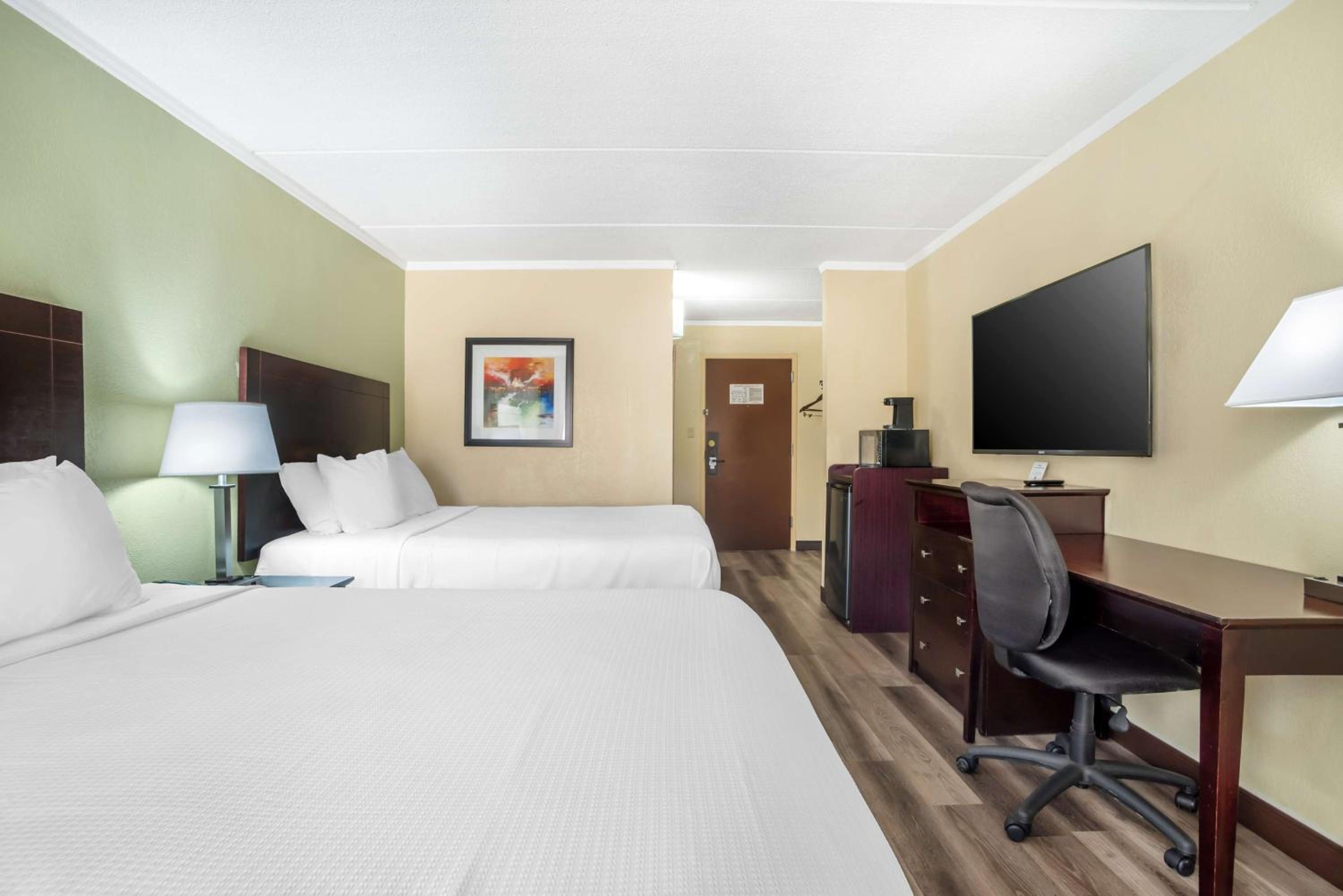 Queen Room with Two Queen Beds - Non-Smoking - Photo 4
