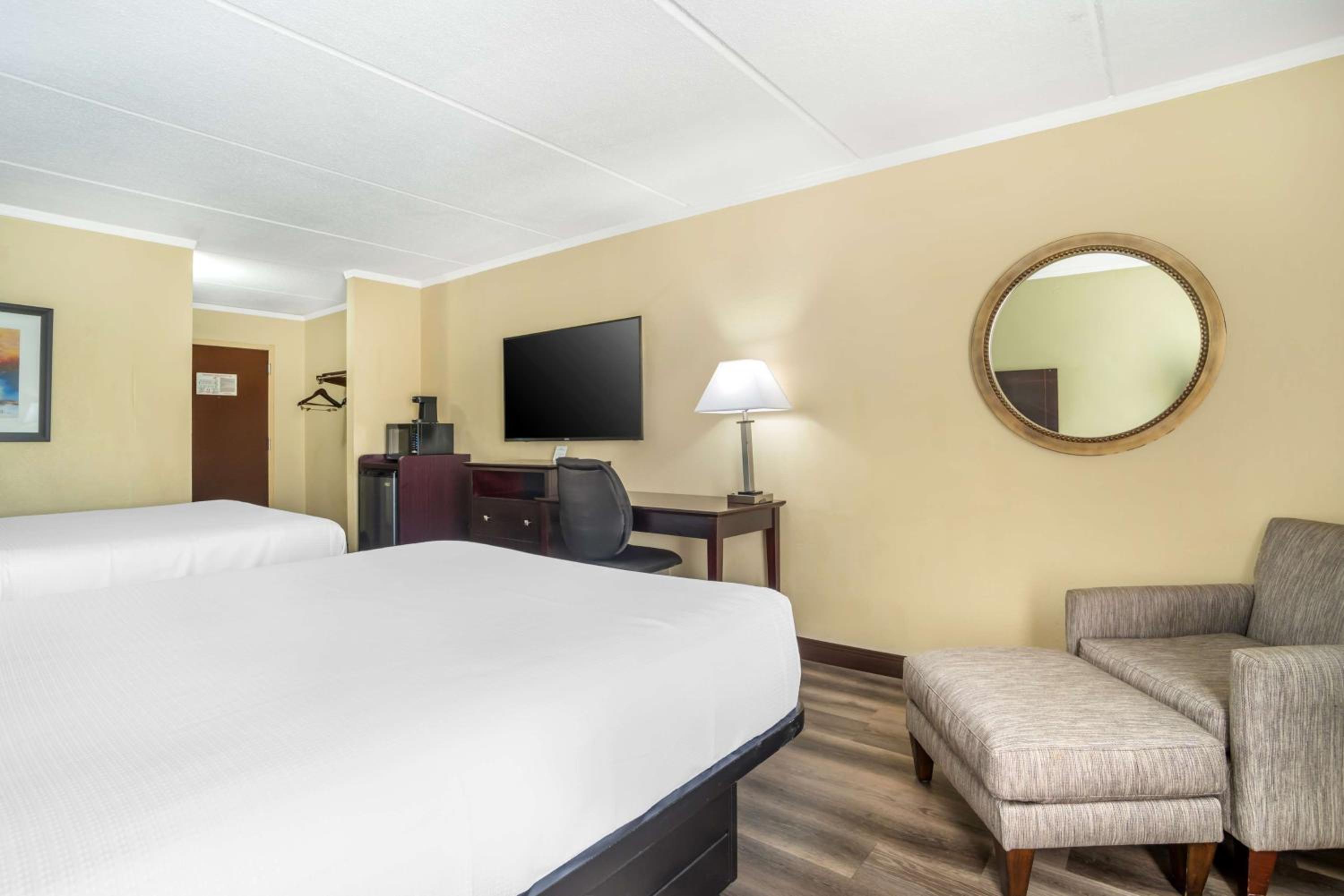 Queen Room with Two Queen Beds - Non-Smoking - Photo 5