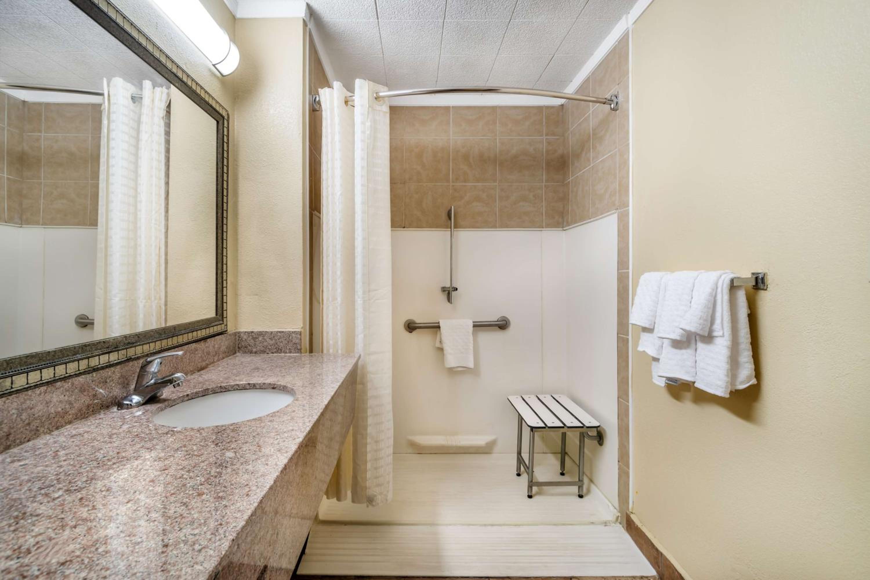 Queen Room with Two Queen Beds and Bath Tub - Disability Access/Non-Smoking  - Photo 6