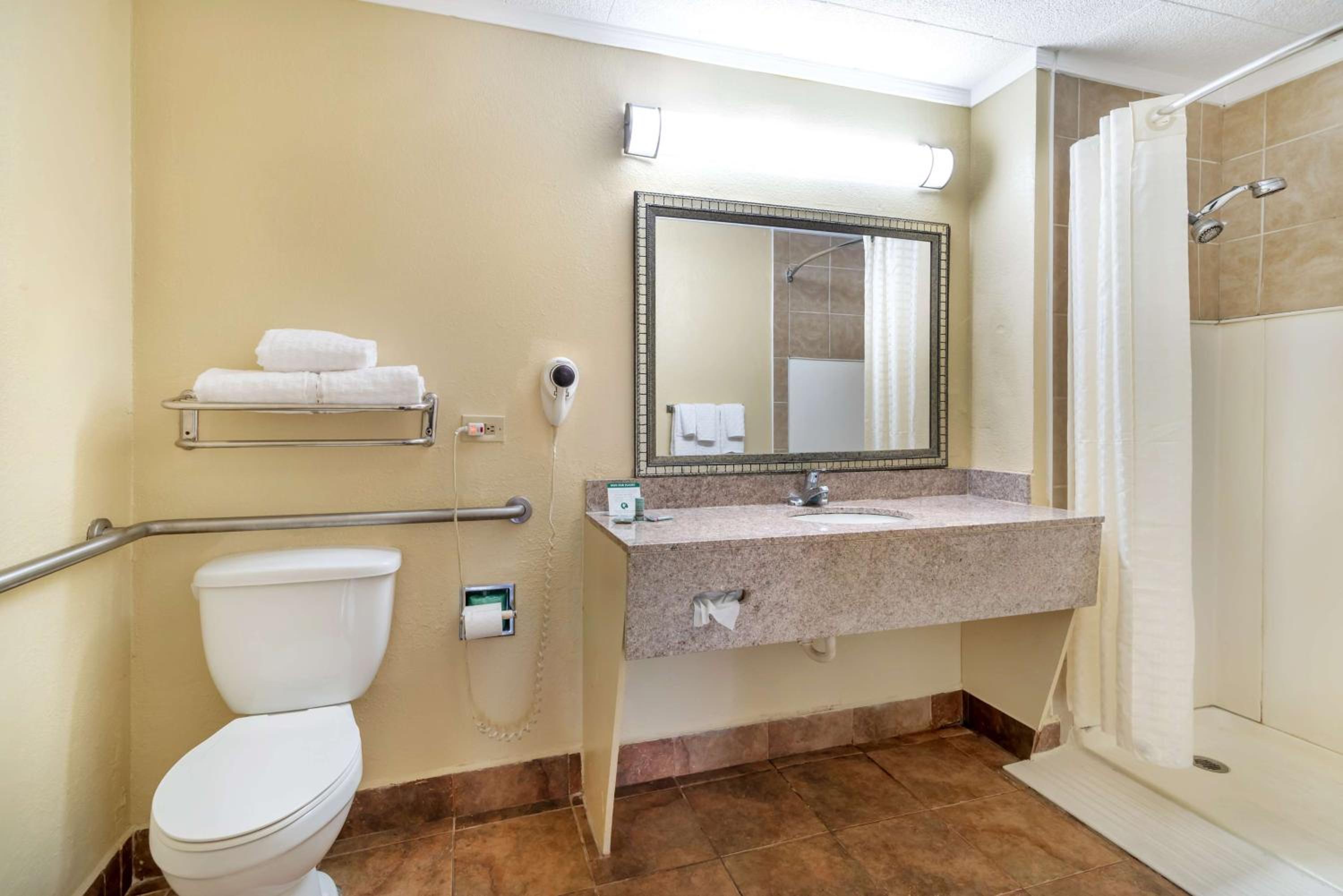 Queen Room with Two Queen Beds and Bath Tub - Disability Access/Non-Smoking  - Photo 2