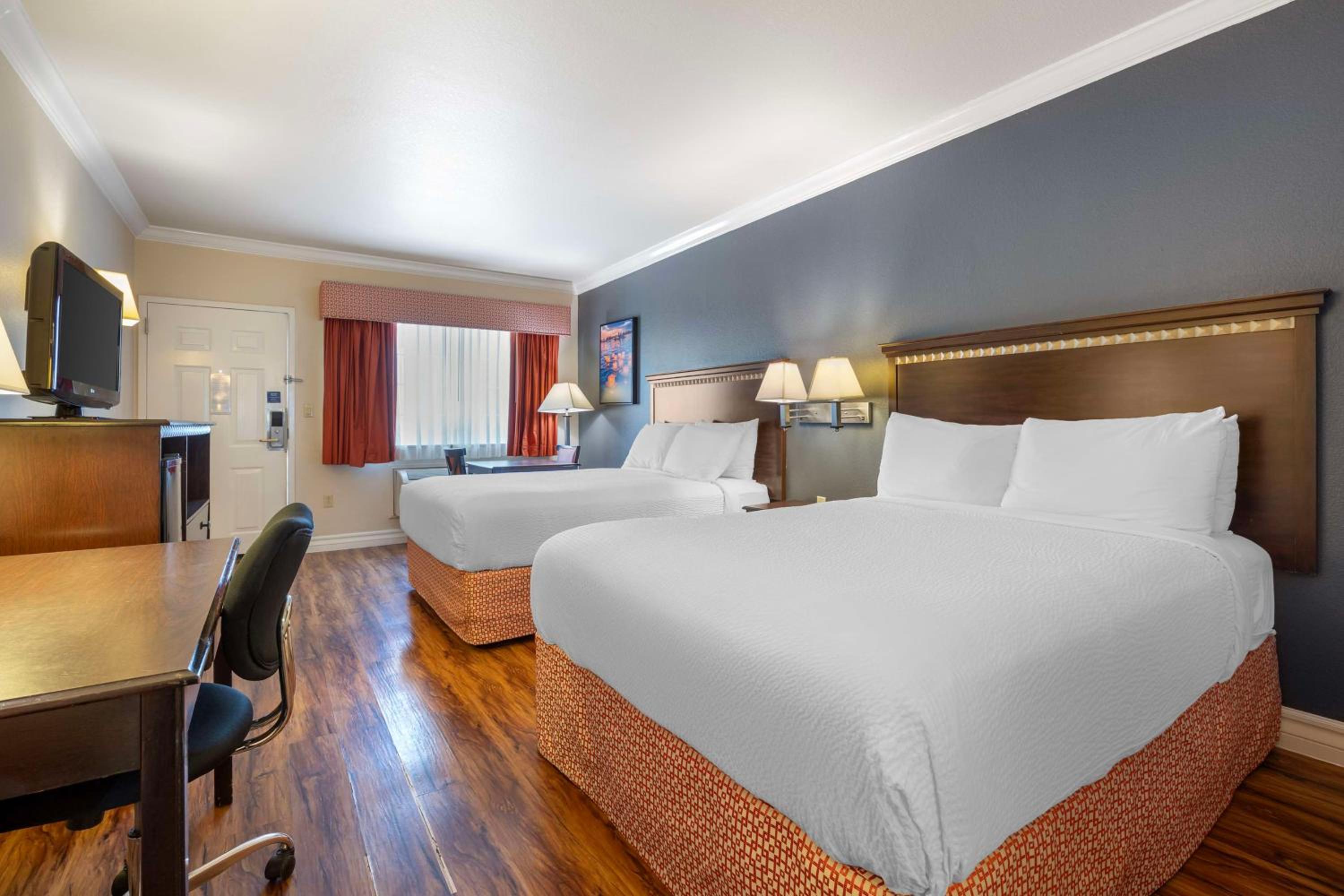 Queen Room with Two Queen Beds - Non-Smoking - Photo 2