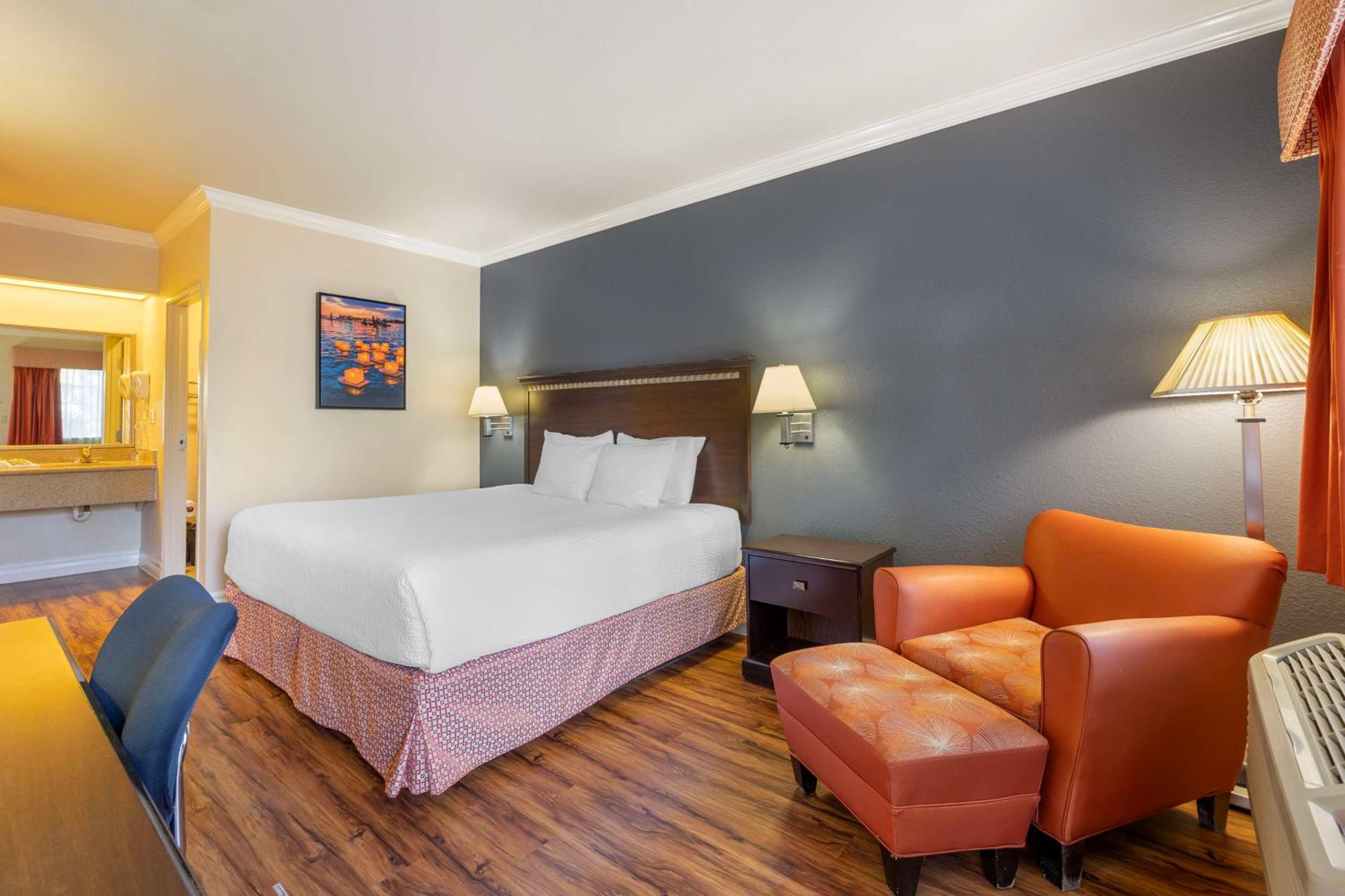 King Room - Non Smoking - Photo 1