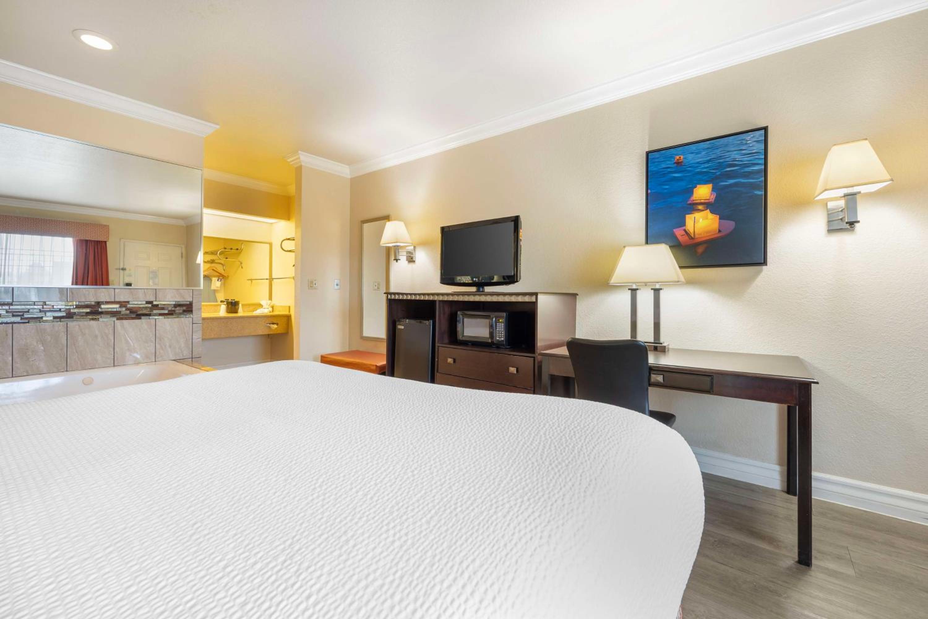 King Room with Spa Bath - Non Smoking - Photo 3