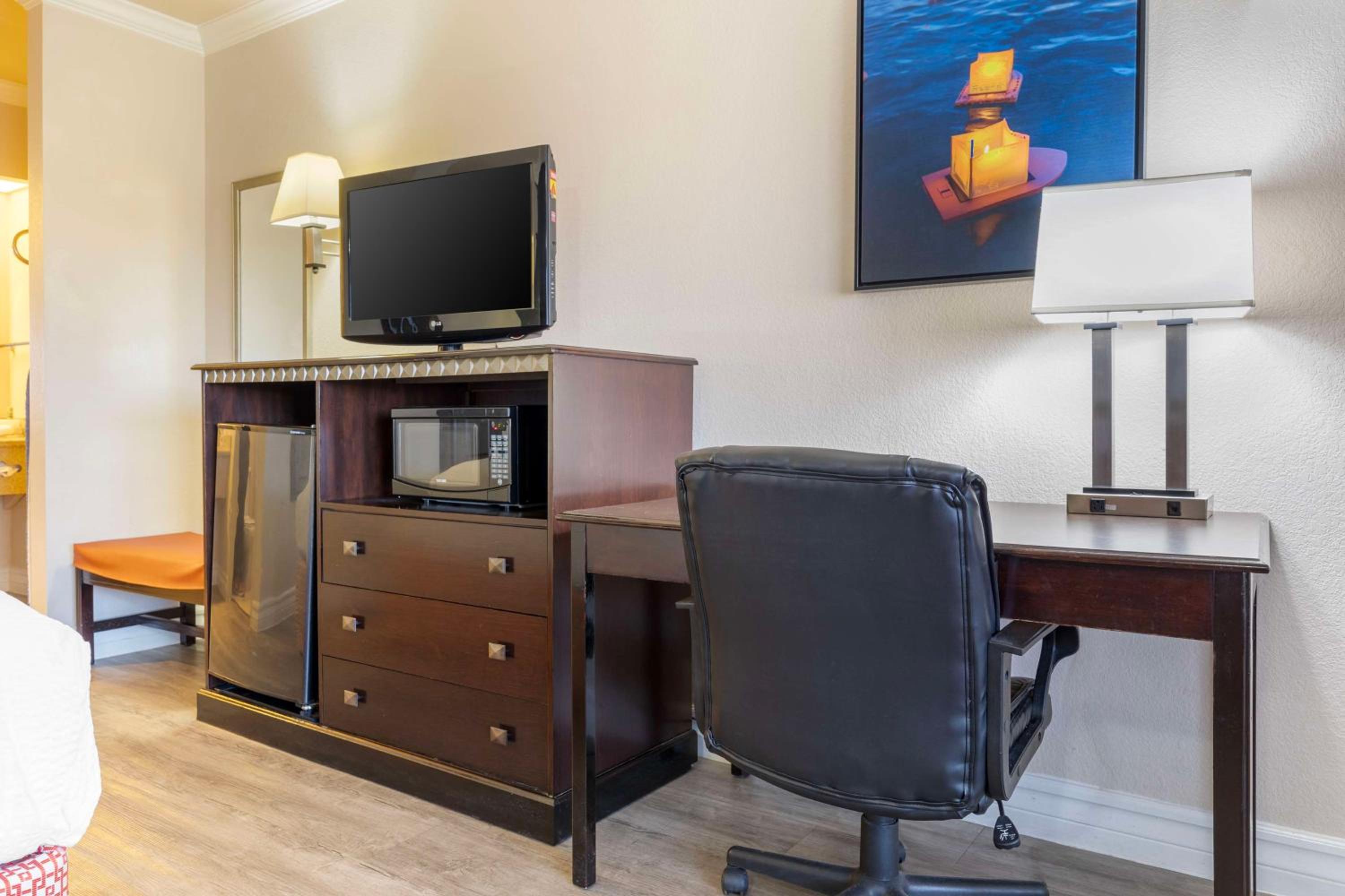 Executive King Room with Sofa Bed - Non-Smoking - Photo 3