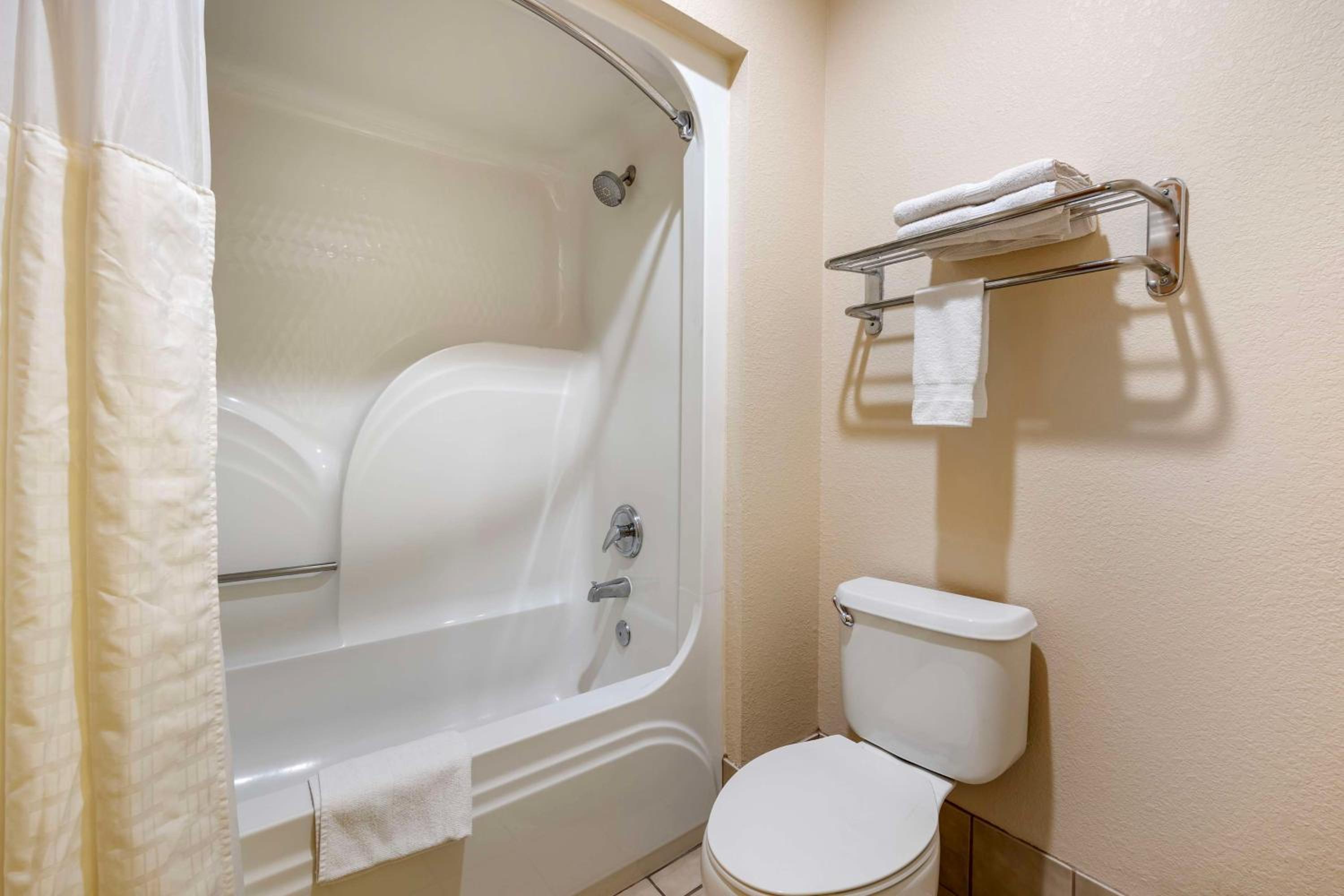 King Room with Spa Bath - Non Smoking - Photo 2
