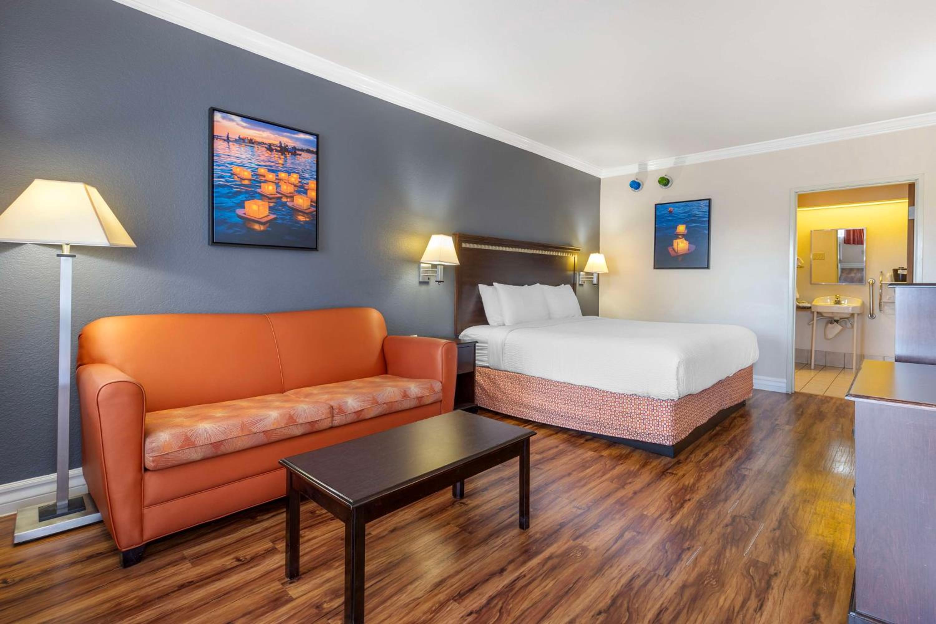 King Room with Roll In Shower - Ground Floor - Disability Access - Non Smoking - Photo 1