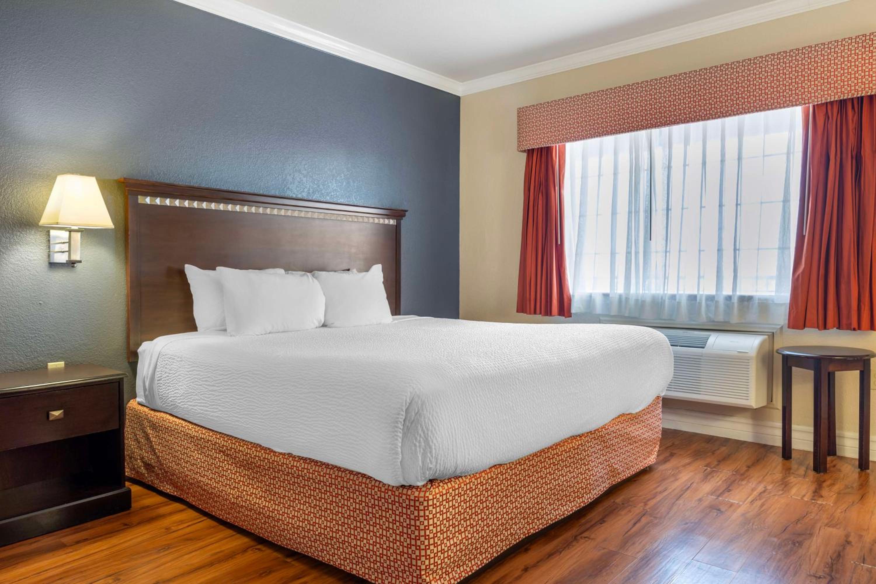King Room with Sofa Bed - Mobility Access/Non-Smoking - Photo 1
