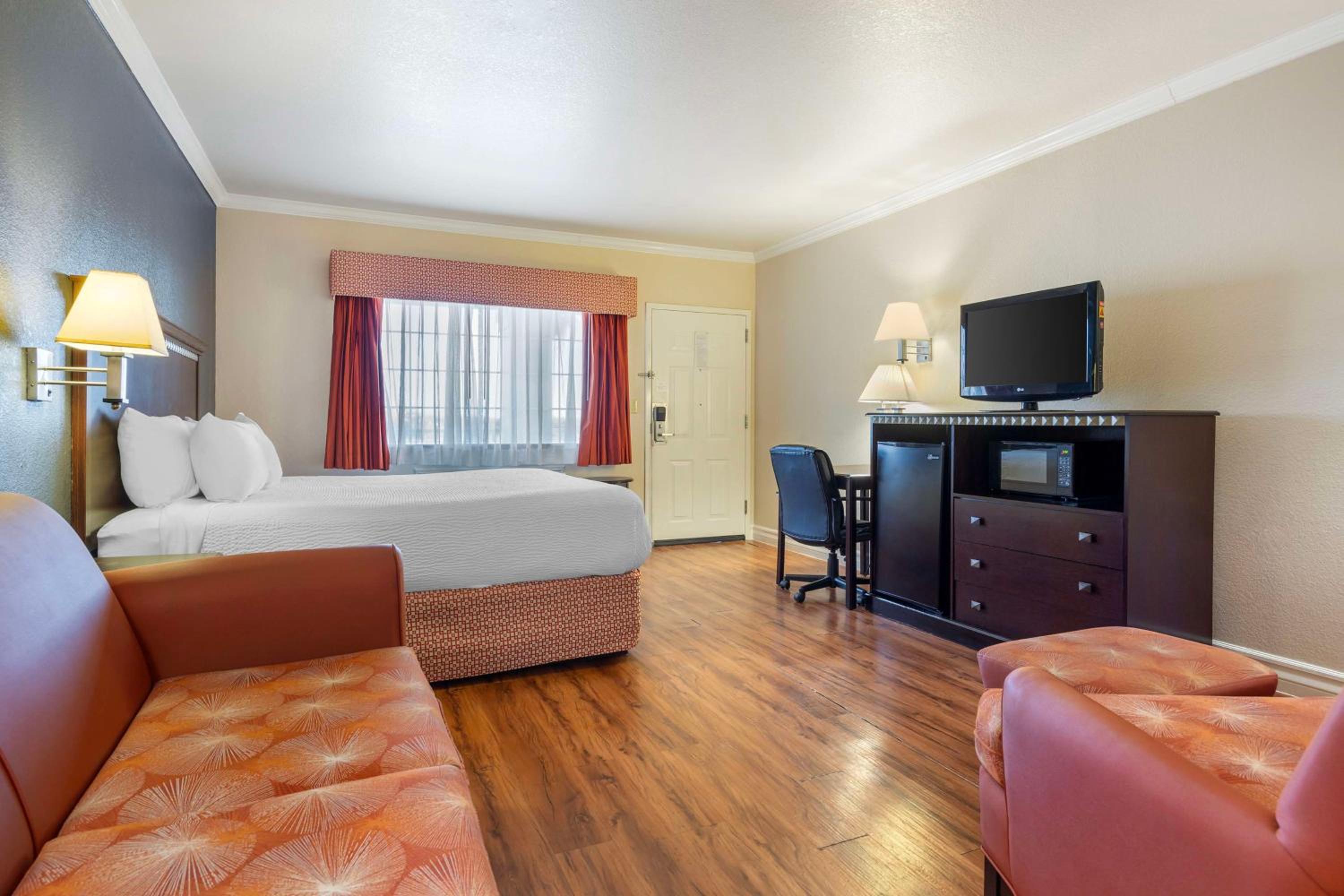 King Room with Sofa Bed - Mobility Access/Non-Smoking - Photo 4