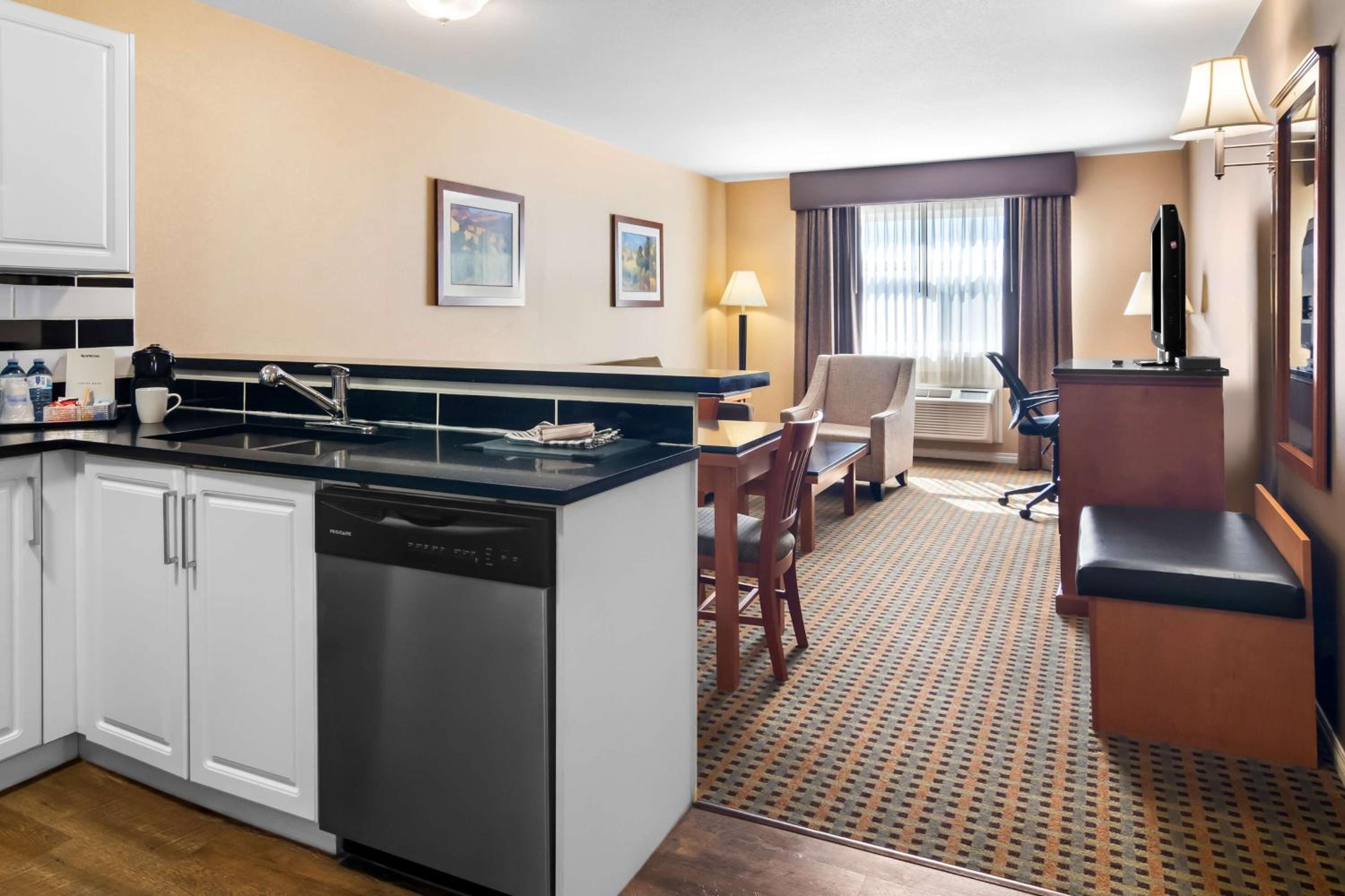 Queen Suite with Queen Beds and Balcony - Non-Smoking - Photo 3