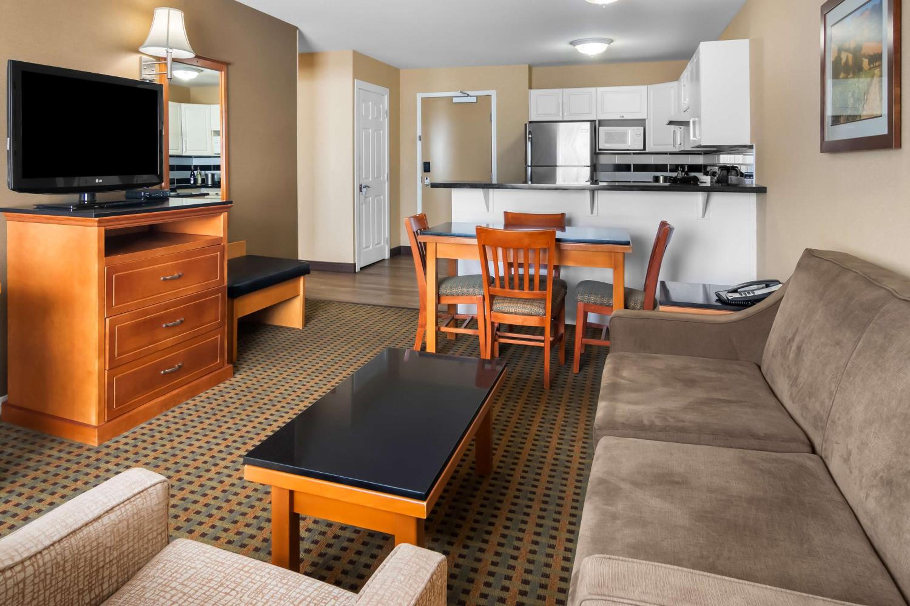 Queen Suite with Queen Beds and Balcony - Non-Smoking - Photo 4