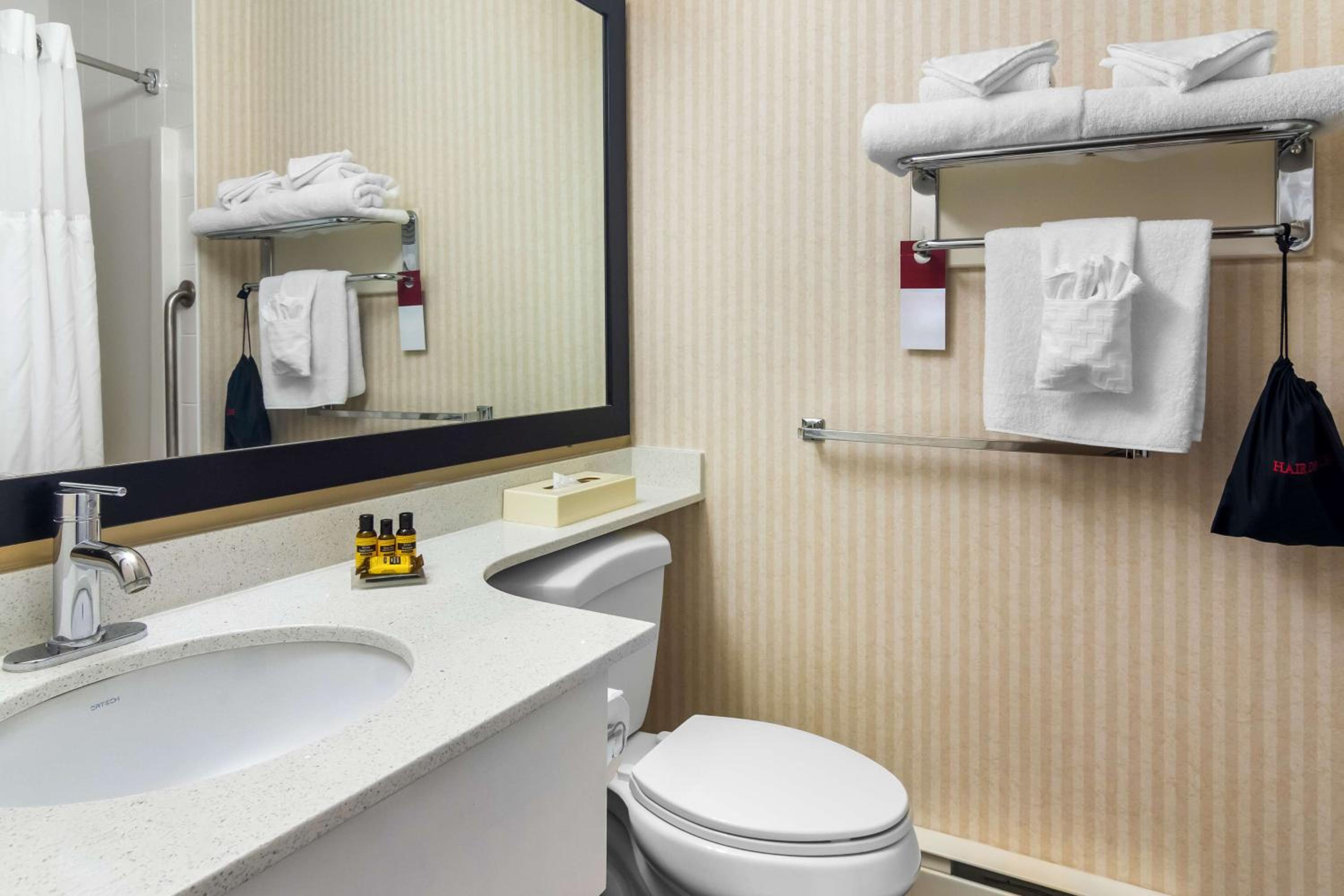 Queen Suite with Queen Beds and Balcony - Non-Smoking - Photo 6