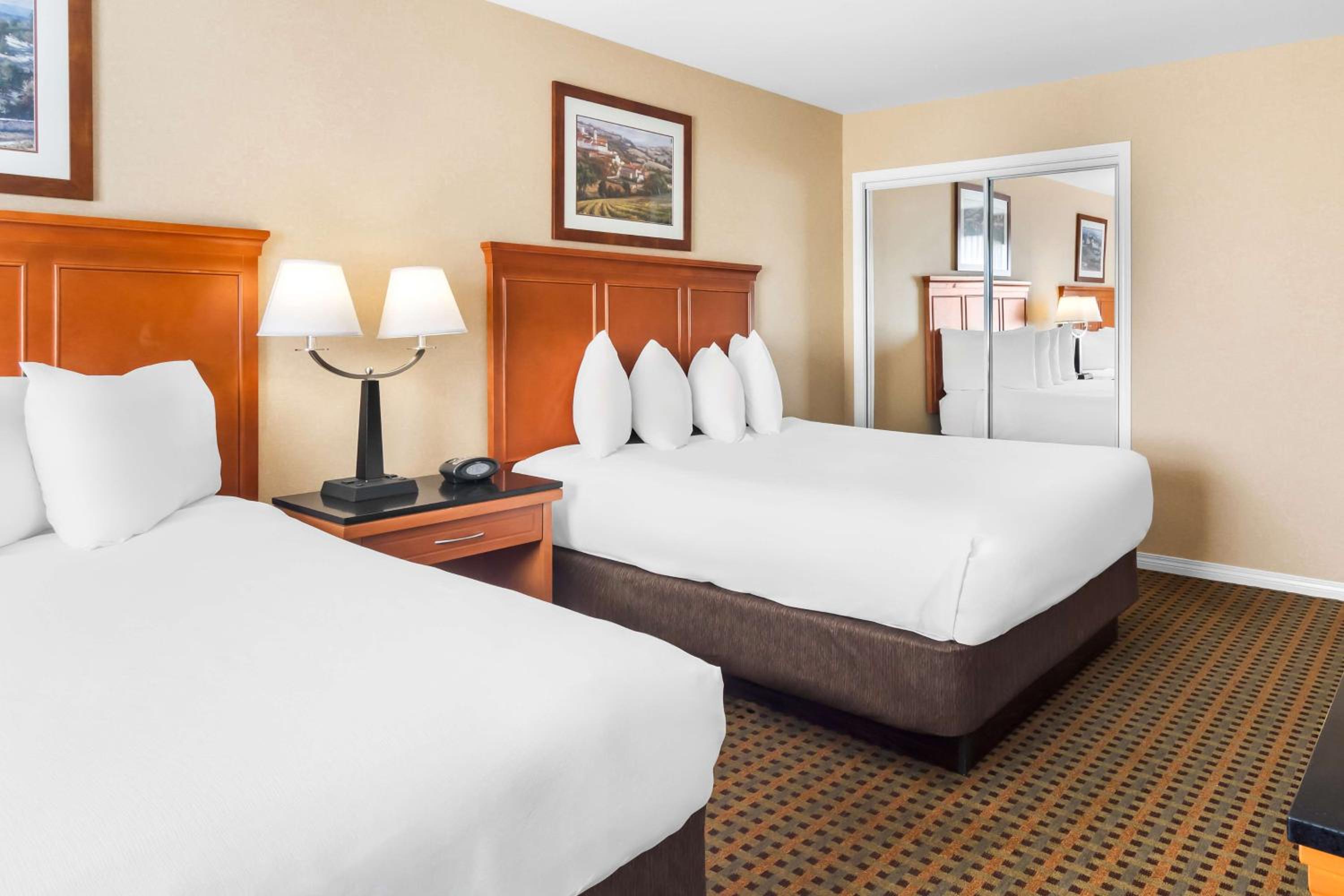 Queen Suite with Queen Beds and Balcony - Non-Smoking - Photo 2