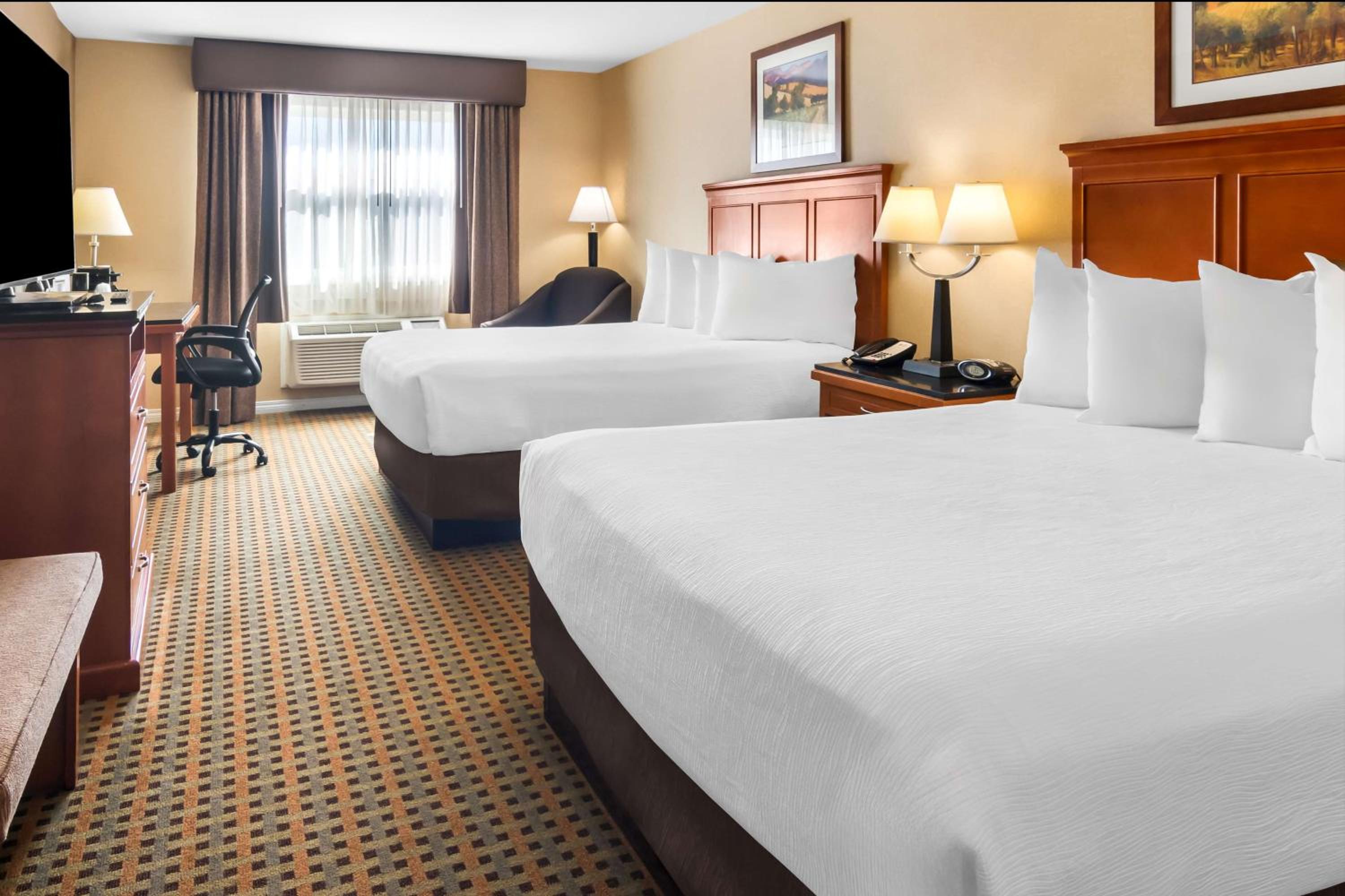 Queen Room with Two Queen Beds - Non-Smoking - Photo 5