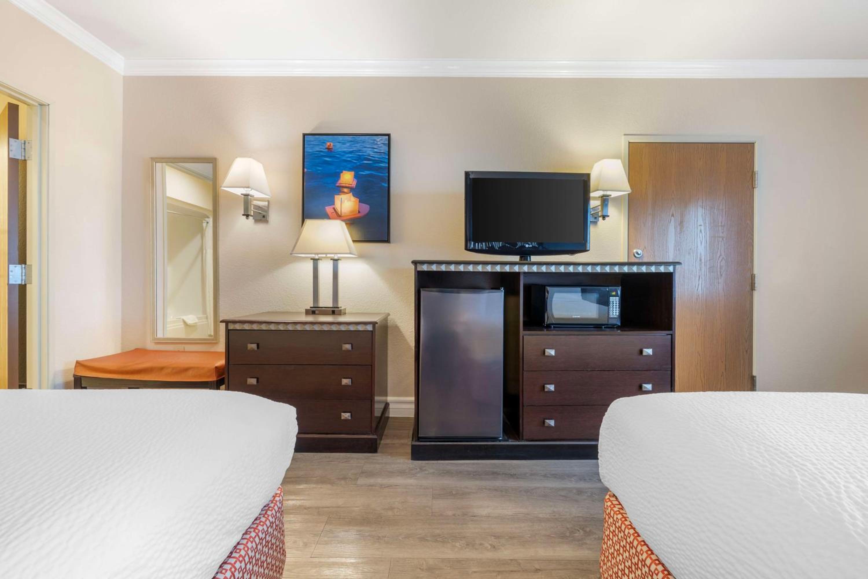 Queen Room with Two Queen Beds - Non-Smoking - Photo 4