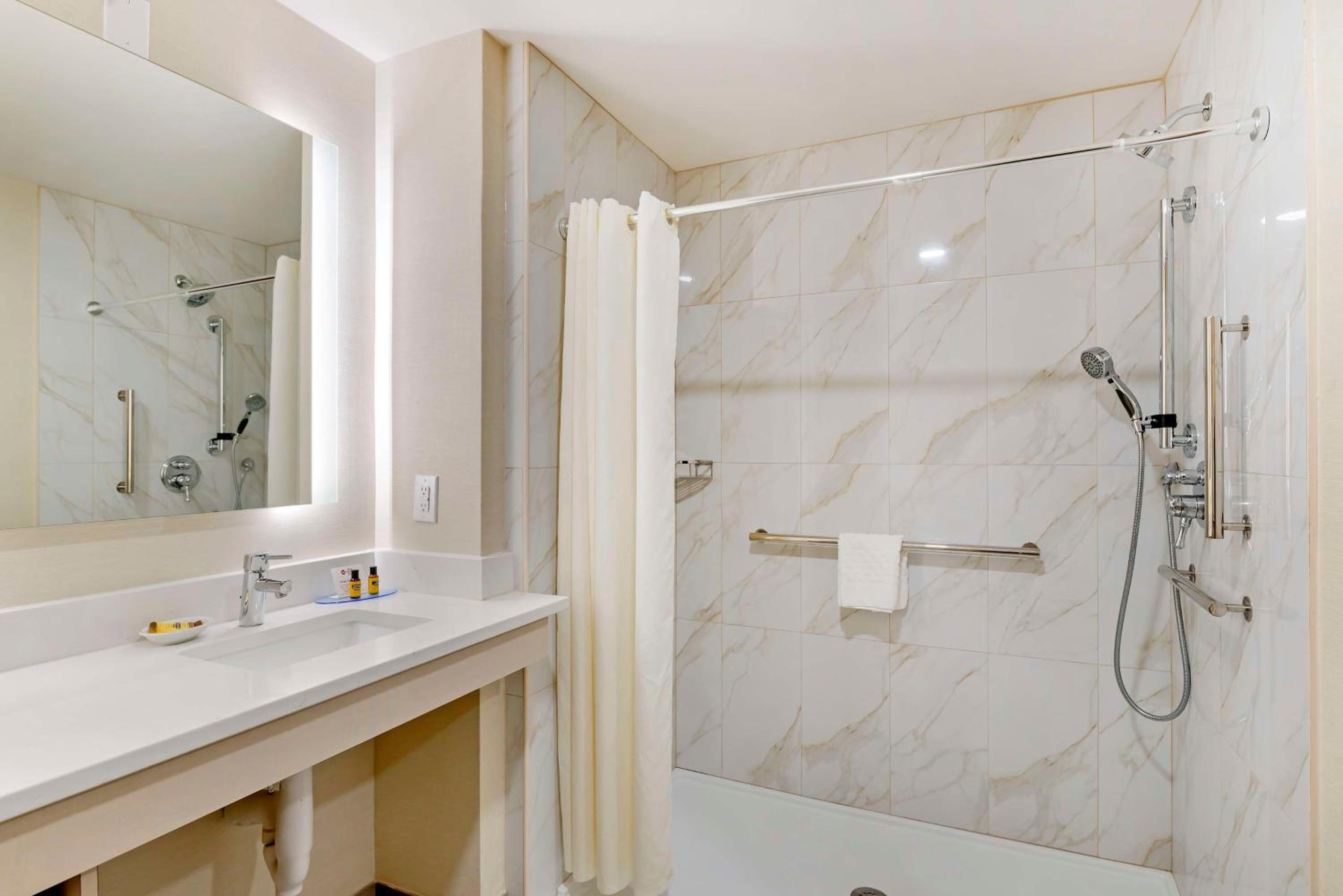 King Room with Roll-in Shower - Disability Access/Non-Smoking photo 3