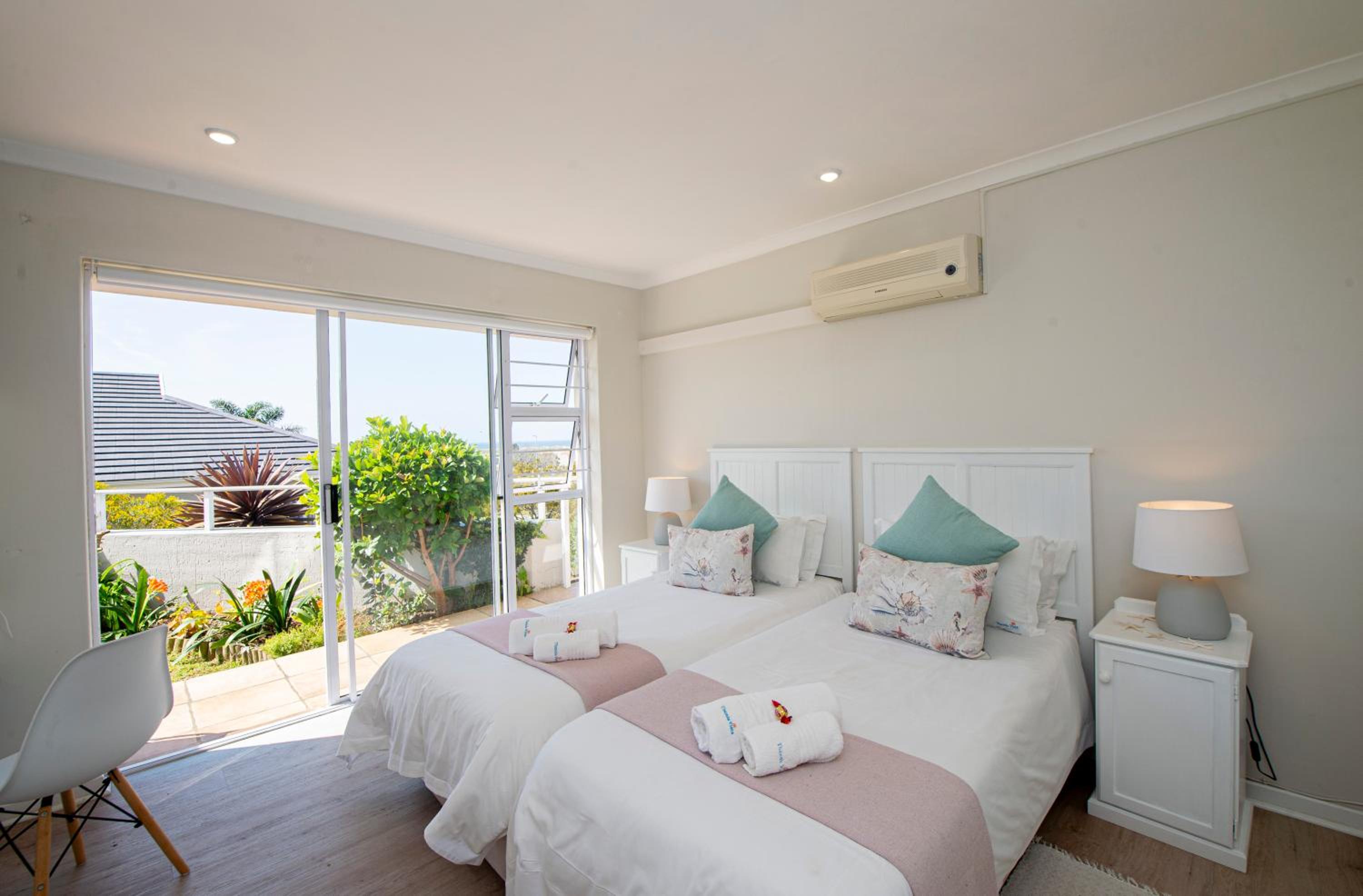 Twin Room with Sea View - Photo 6
