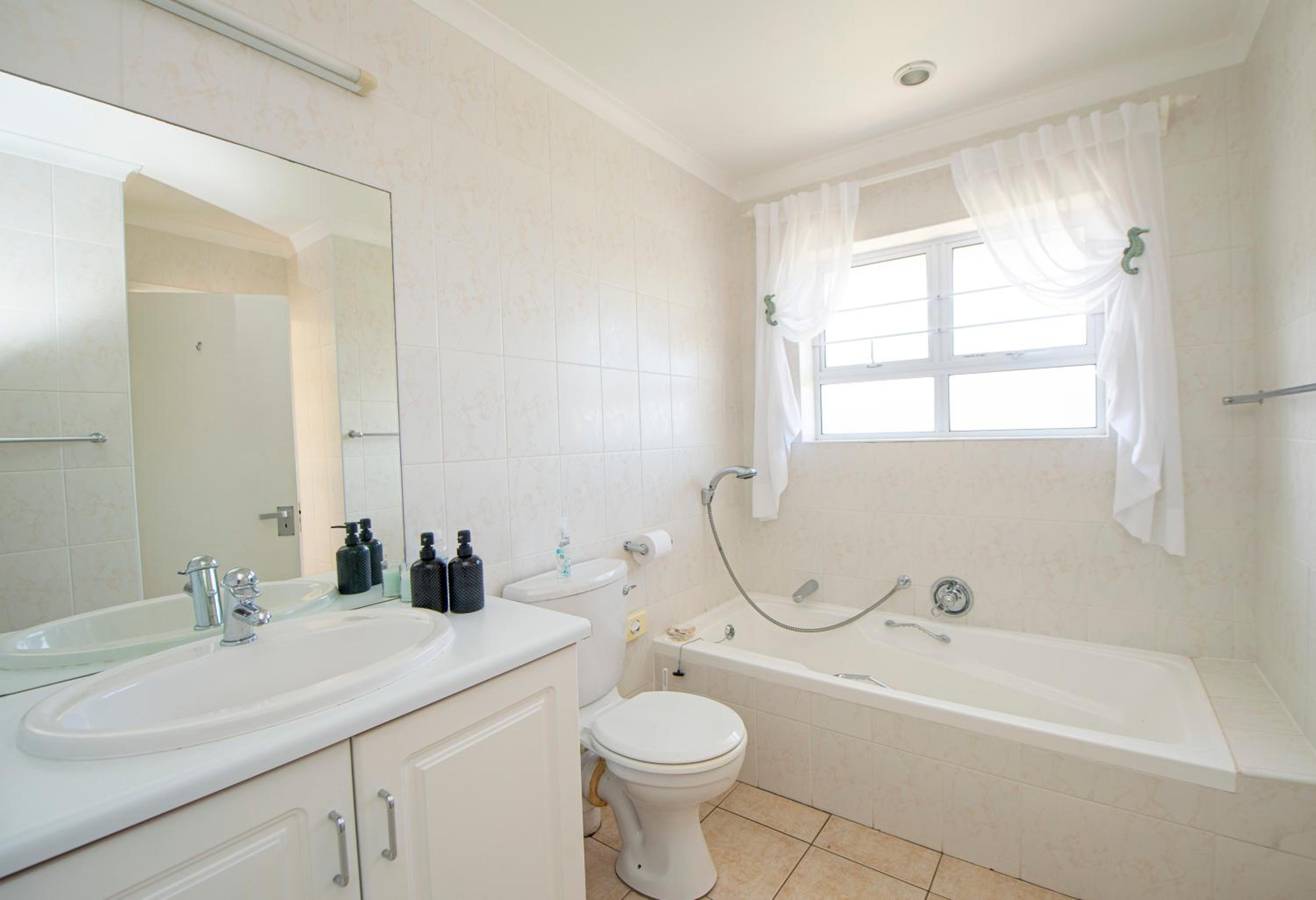 Twin Room with Sea View - Photo 5