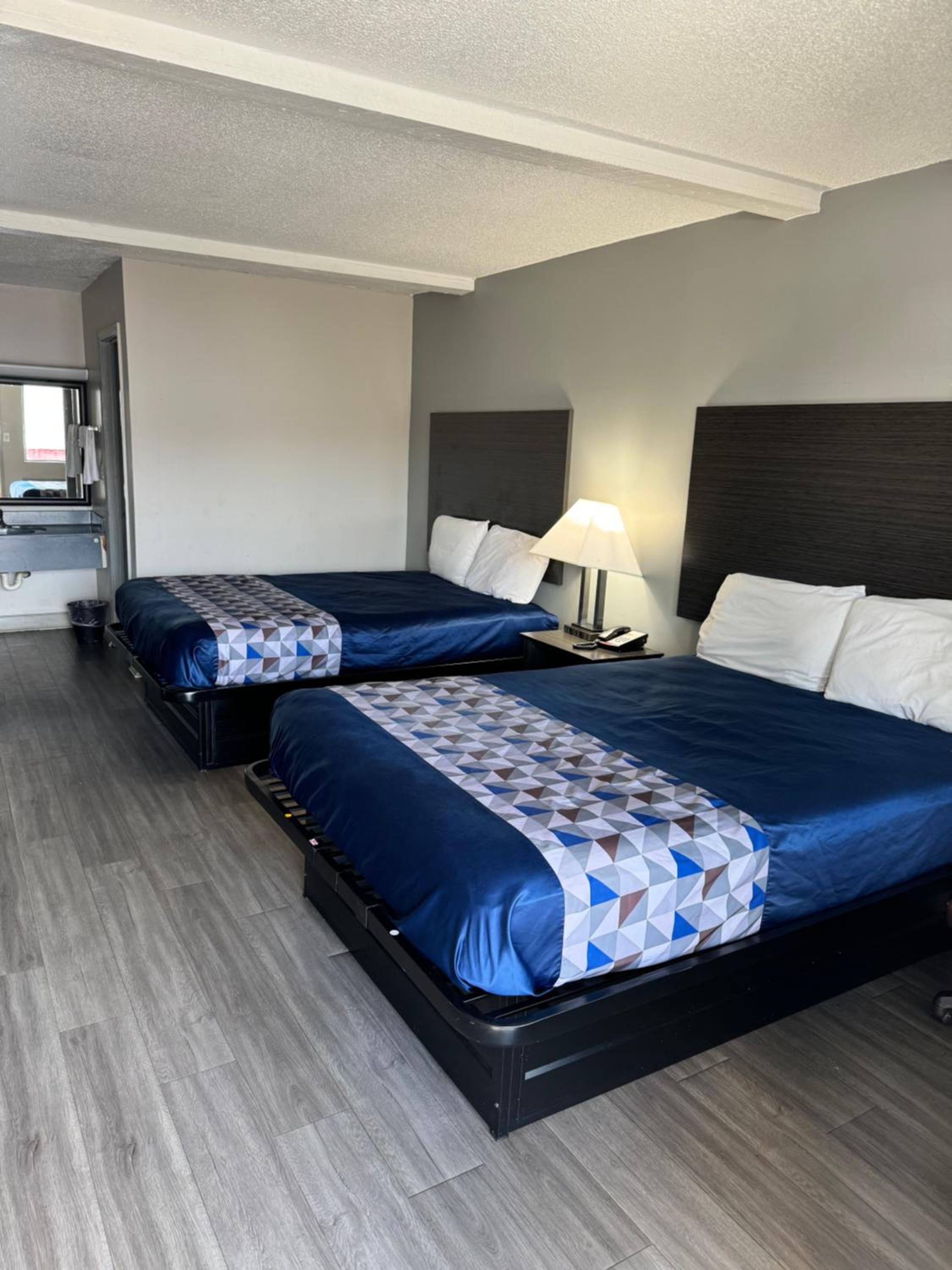 Queen Room with Two Queen Beds photo 1