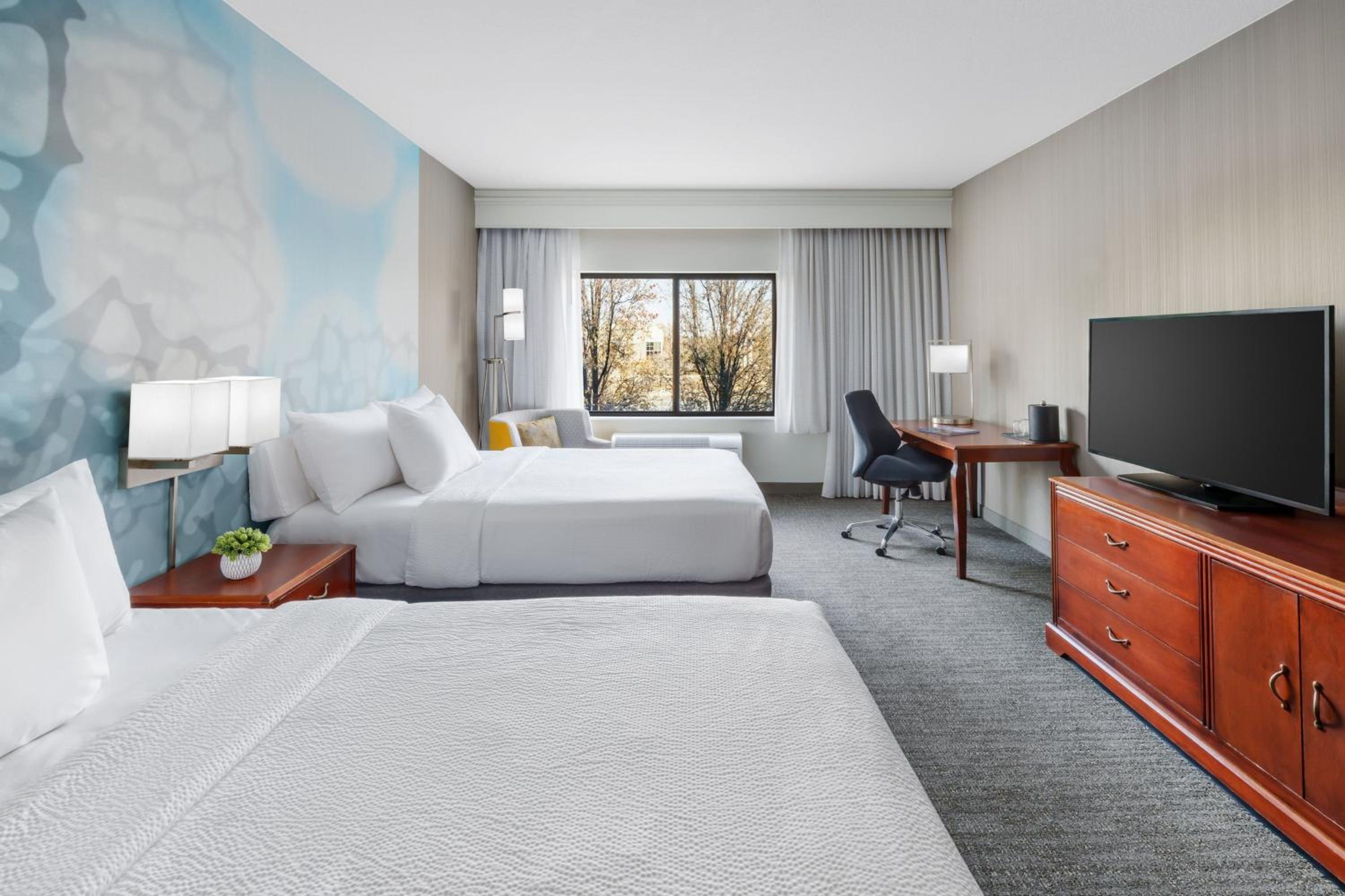 Queen Room with Two Queen Beds and High Floor - Photo 3