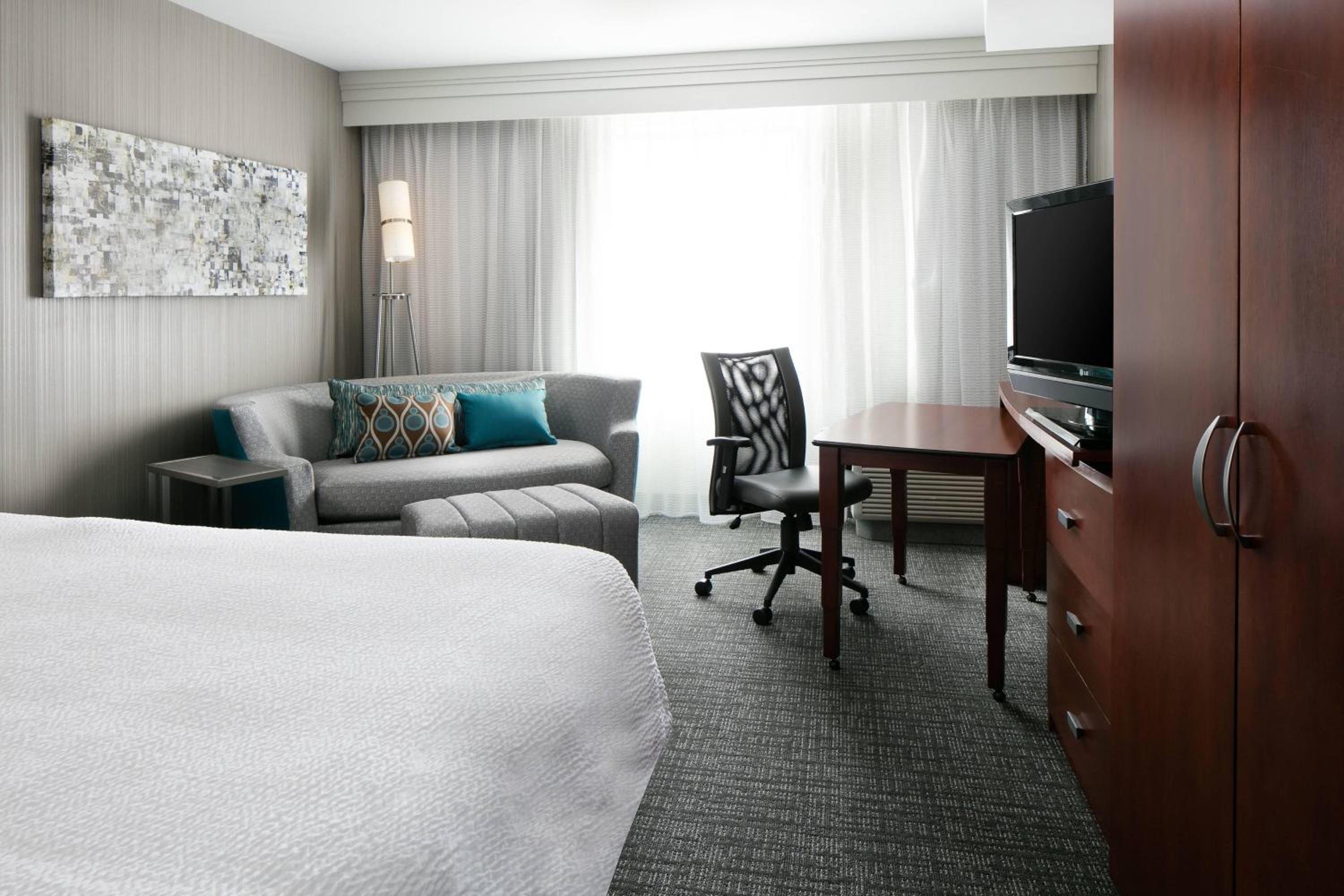 King Room with Sofa Bed - Photo 1