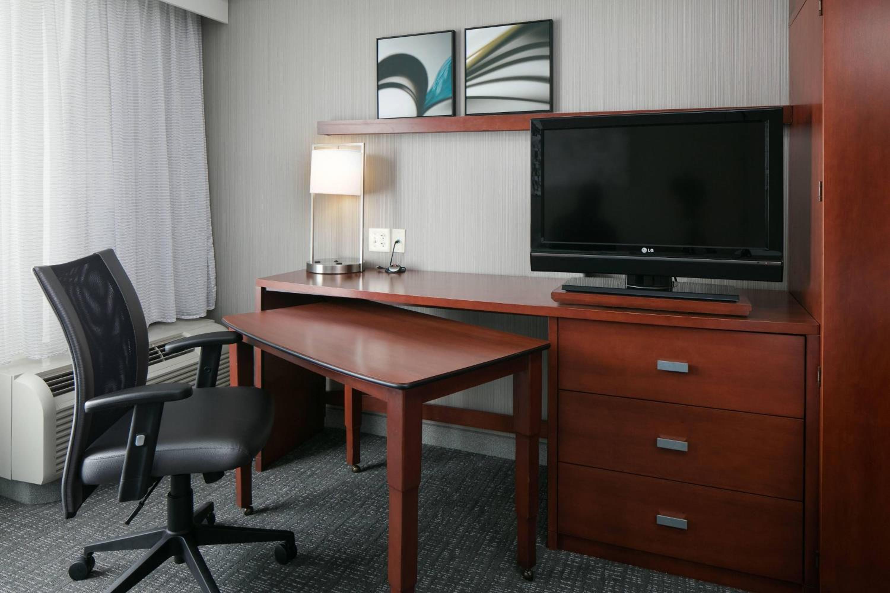 King Room with Sofa Bed - Photo 3