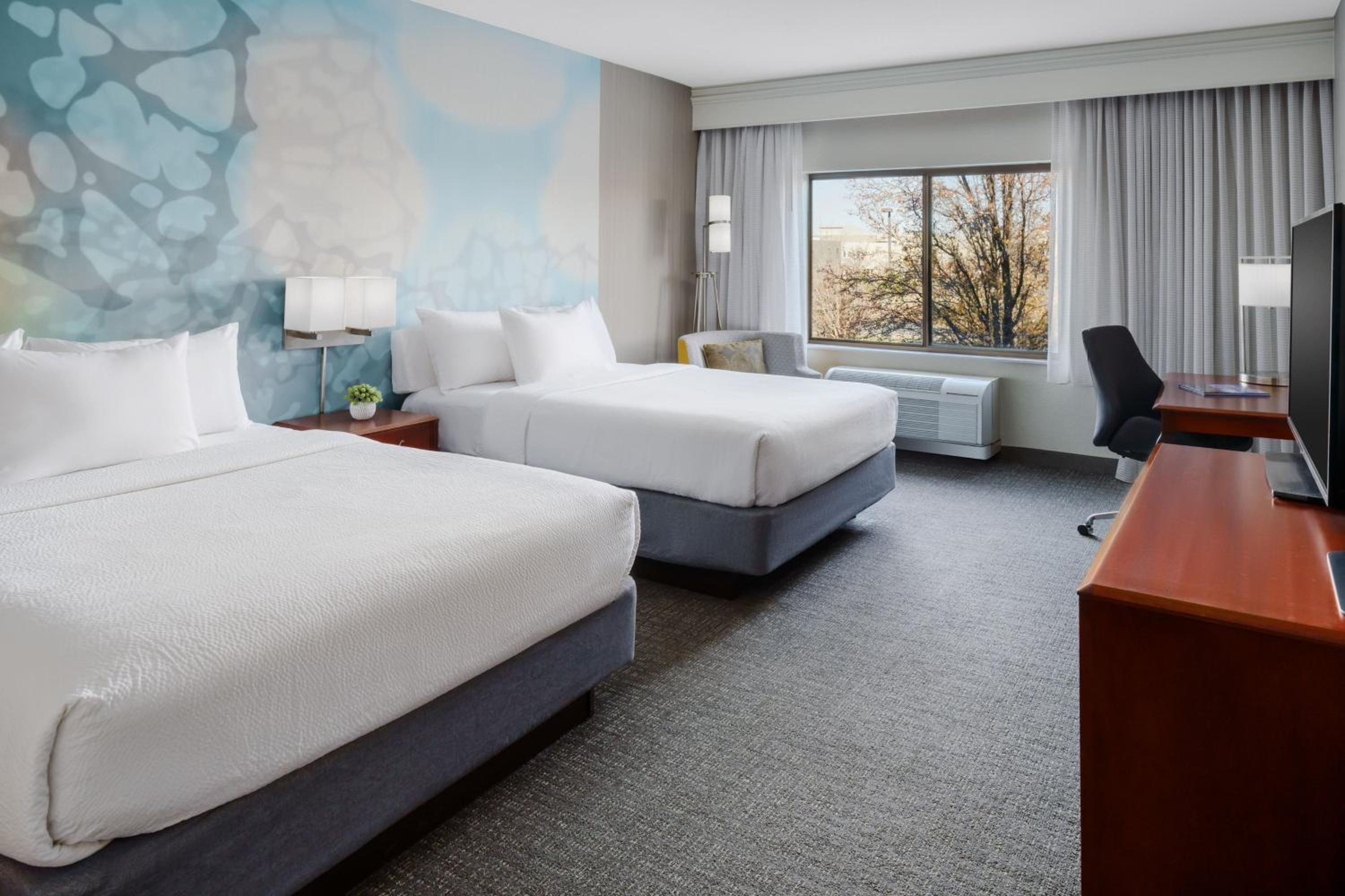 Queen Room with Two Queen Beds and High Floor - Photo 2