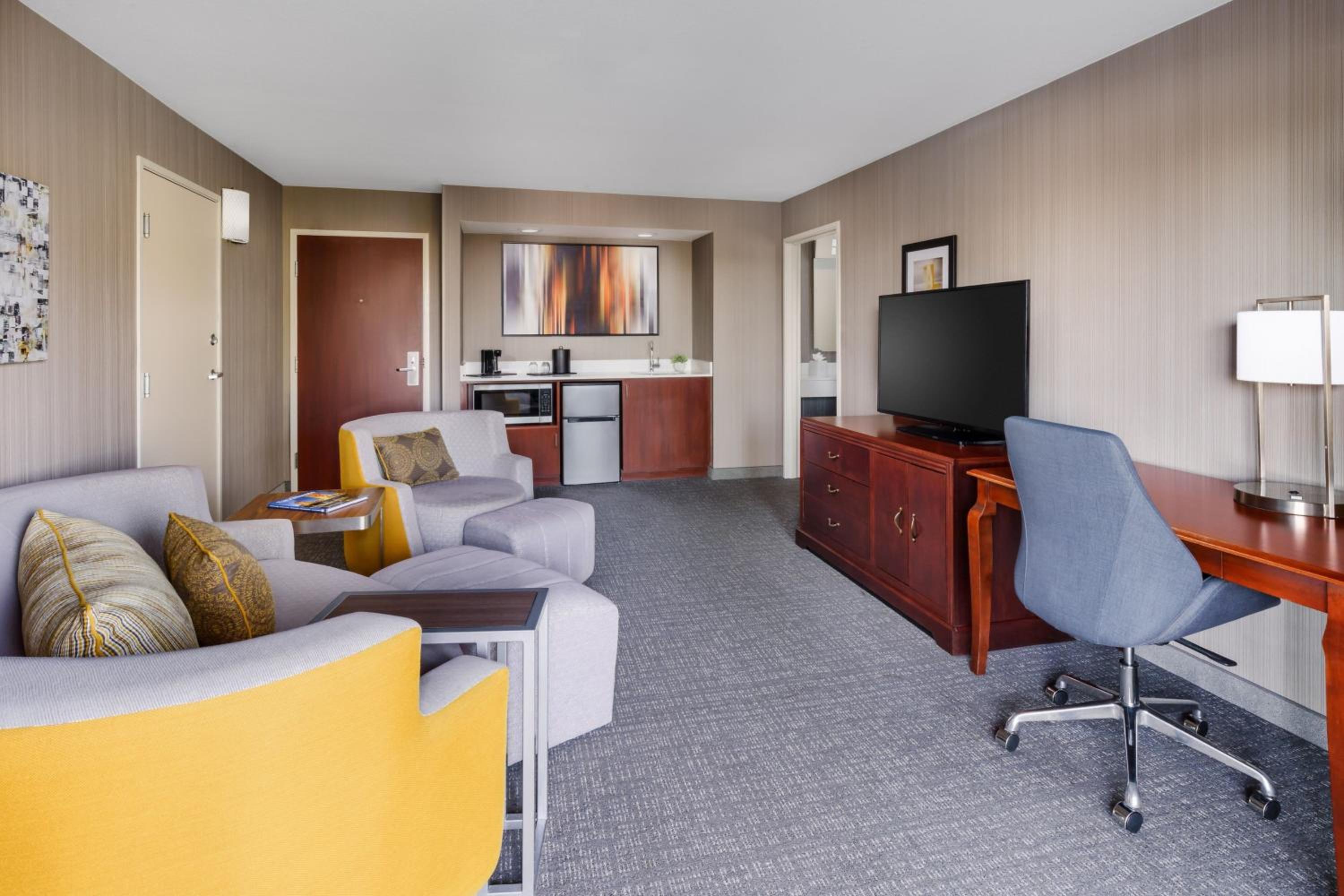 One-Bedroom King Suite with Sofa Bed - Photo 6