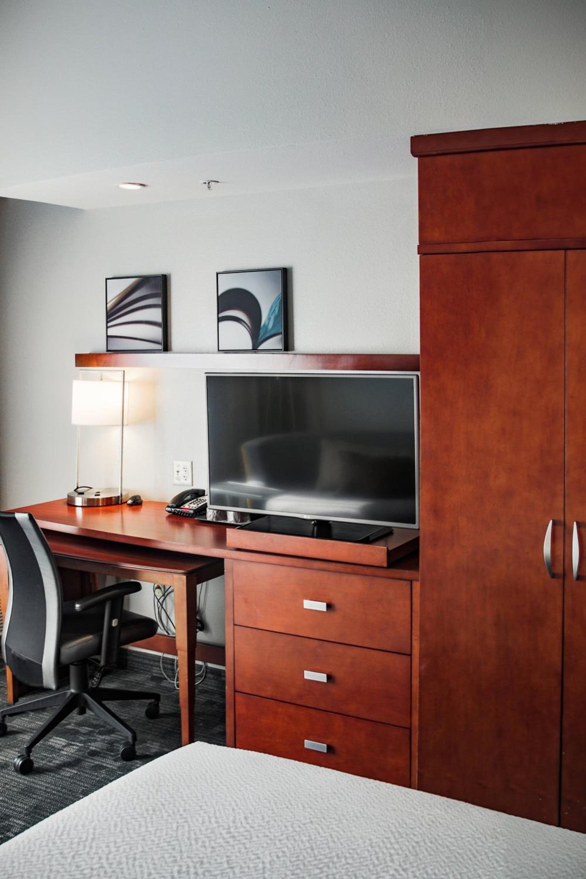 Queen Room with Two Queen Beds - Hearing Accessible - Photo 4