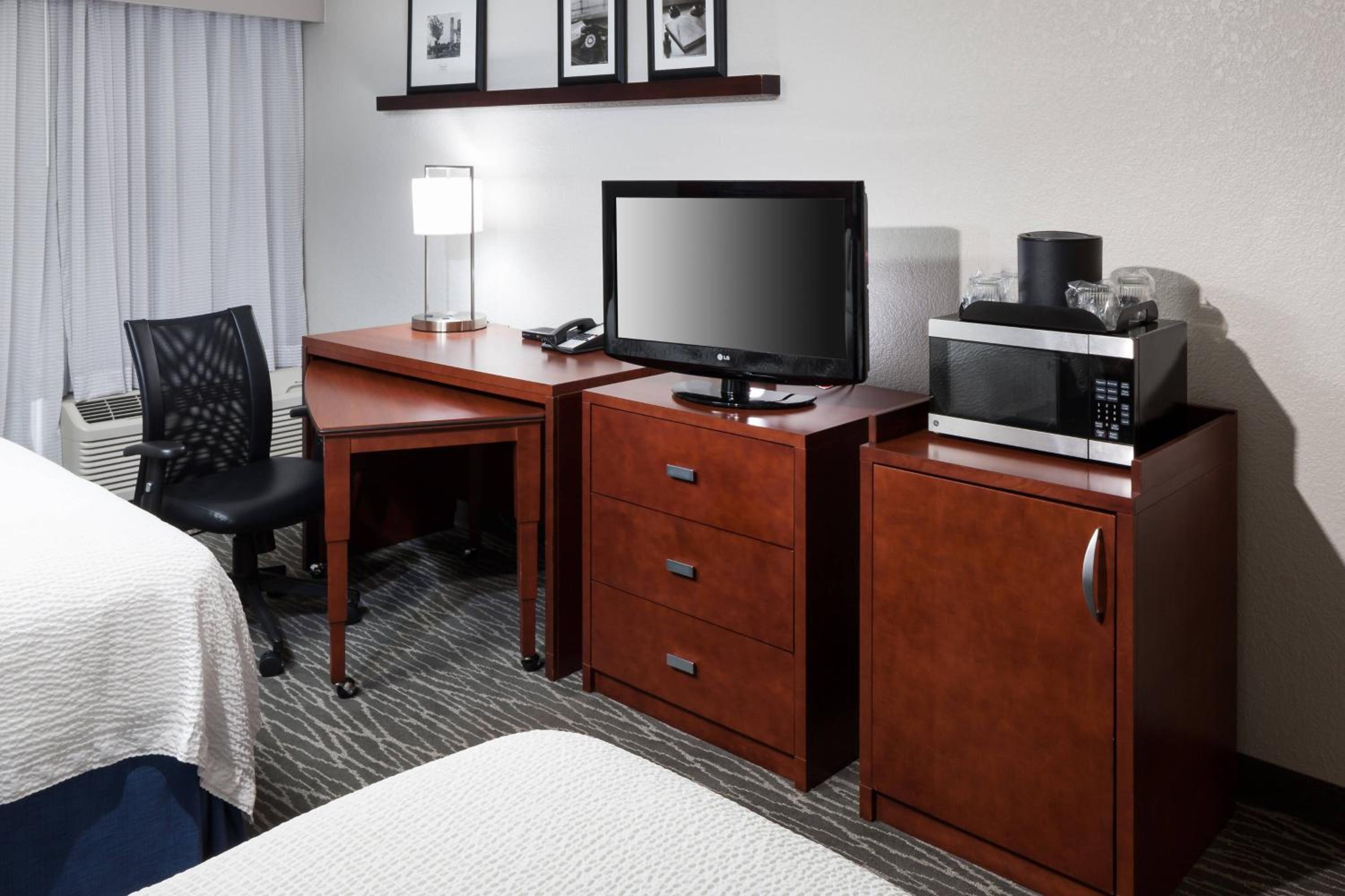 Queen Room with Two Queen Beds - Photo 2